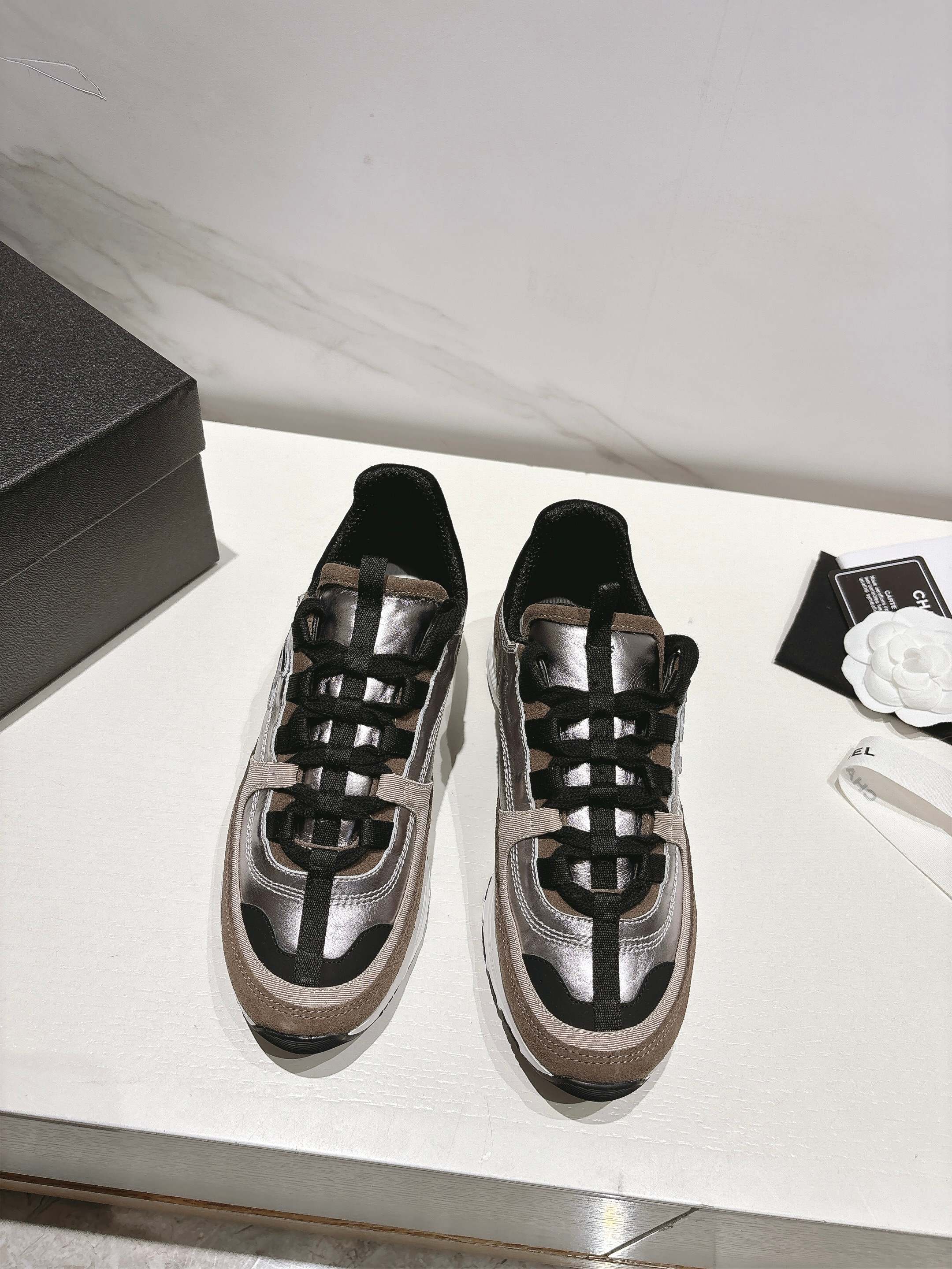 NO:409242,(Top version) CHANEL Chanel｜Xiaoxiang 25A new sports shoes and casual shoes The fashion circle is being held by Chanel again!  It has become the favorite of all kinds of fashionable people. The iconic double C logo is low-key embellished on the shoe body. The metal texture is high-quality and the details are full of details. Inadvertently revealing the luxury of the brand. Those who understand it can get your fashion taste at a glance. The shoe design is unique, combining retro and modern aesthetics. The height-enhancing effect of thick-soled dad shoes is 4-5cm. The legs are instantly lengthened. The small star becomes long legs in seconds. The low-top exposes the slender ankles. It is neat and casual. The round head design is super friendly to wide feet and fleshy feet. It is comfortable and not squeezed. It is easy to walk. It is casual and fashionable when going out on the street every day; it is equipped with a sports suit. Go to the gym. Outdoor sports. It is full of trend; changing into a small skirt can create an elegant and famous style. It doesn’t look bad when participating in afternoon tea or party!  The fabric is made of original customized leather, the inner foot pads are all breathable mesh, the original mold-opening custom anti-slip sole size35-39 (40 customized), casual shoes/sports shoes, chanel, chanel, sneakers, skirts19860909（顶级版本） CHANEL 香奈儿｜小香25A新品运动鞋休闲鞋 时尚圈又双叒被香奈儿拿捏住了！ 就成了各路时髦精的心头好 标志性的双C标志在鞋身低调点缀 金属质感高级,细节满分 不经意间流露出品牌的奢华底蕴 懂的人一眼就get到你的时尚品味. 鞋型设计堪称一绝,融合复古与现代美学. 厚底老爹鞋款式4 - 5cm的增高效果 瞬间拉长腿部线条 小个子星人秒变大长腿； 低帮款露出纤细脚踝 利落又随性 圆头设计对宽脚、肉脚超友好 舒适不挤脚 走路都带风. 日常出街随性又时髦； 配运动套装 去健身房 户外运动 潮流感十足； 换上小裙子 又能营造优雅名媛风 参加下午茶、聚会也不掉范儿！ 面料采用原版定制皮料 内里垫脚均为透气网布 原版开模定制防滑大底 size35-39（40定制）,休闲鞋/运动鞋,chanel,chanel,sneakers,skirts,Women's Shoes