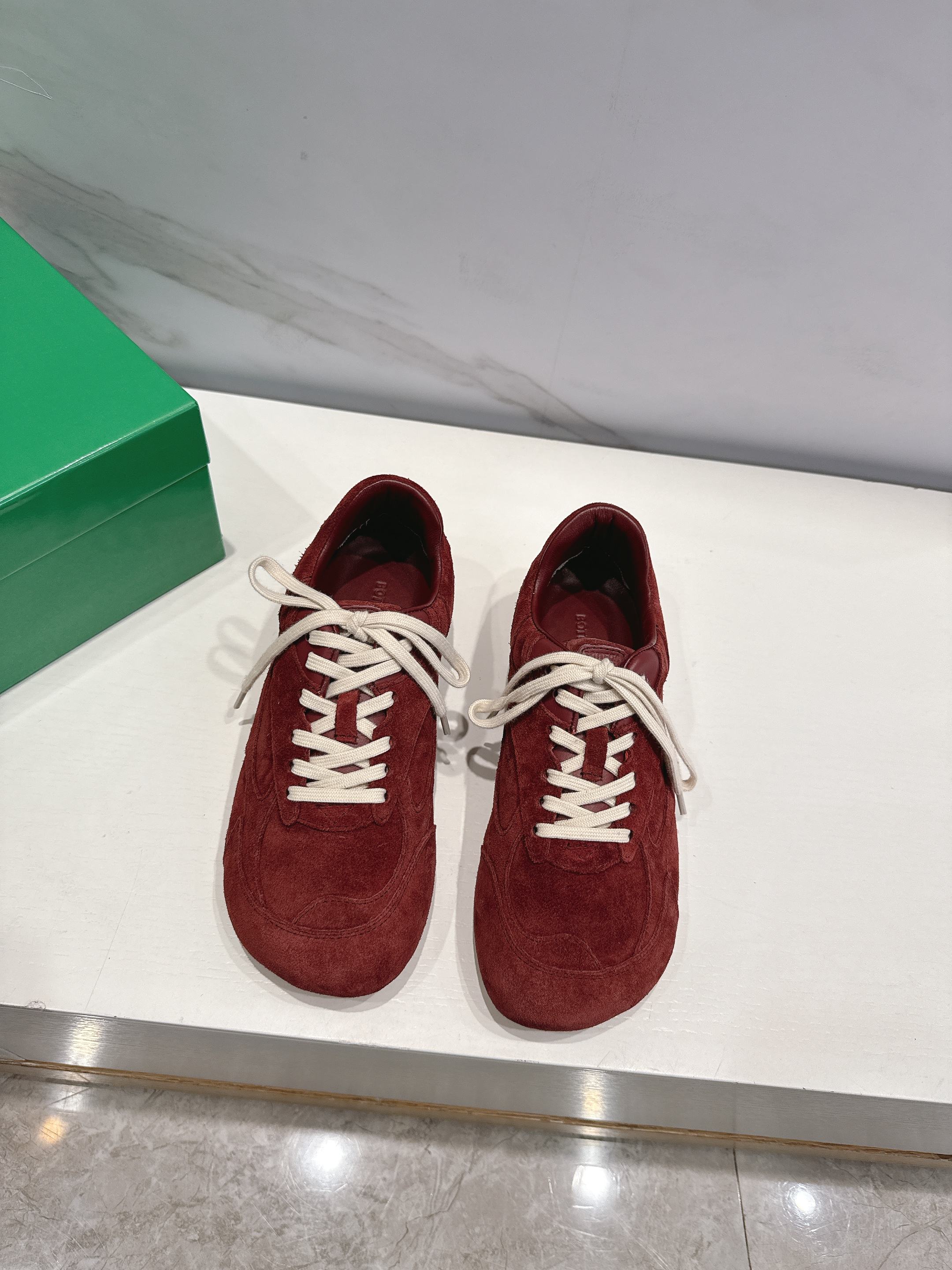 NO:461522,(Top version) Men's Bottega Venet* ————————————————————————————————————— 25s Baodiejia BV latest Orbit series Couple model Retro casual sneakers Running Dad shoes Original purchase and development Production Bottega Veneta is inspired by the free and casual retro style of the 1990s, launching a new neutral sneaker Orbit series. While ensuring casual comfort, there is no shortage of fine styling design, and the selection of space cloth fabric echoes the brand's iconic Intreccio elements to achieve a light foot feeling. With exquisite and avant-garde design, we bring a new interpretation, paying tribute to the personality style in the collision of functions and silhouettes, and creating a timeless styling style. Dynamics is one of Matthieu Blazy's important design concepts.  While wearing comfortably, you can also elegantly modify the foot lines, and you can also freely match pants or skirts to easily control a variety of daily styles. / About the material. / FABRIC CONTENT Fabric: Original custom ox back velvet lining: imported sheepskin sole: original mold-open anti-slip TPU material, sole, 2CM thick, 3cm height inside 3cm Size: Women's model 35-40 / Men's model 39-45 (Women's 40 / Men's 45 custom-made without return) / Buy now, casual shoes/sports shoes, bottega veneta, bottega veneta, bottega veneta, bottega veneta, bottega veneta, bottega veneta, bottega veneta, bottega veneta, bottega veneta, sneakers, skirts, sheepskin19860909（顶级版本）男款 Bottega Venet*  —————————————— 25s葆蝶家BV最新款Orbit系列 情侣款 复古 休闲 运动鞋 跑步 老爹鞋 原版购入开发 做货 Bottega Veneta 以 90年代自由随性的复古风格为灵感,推出全新的中性运动鞋 Orbit 系列 在保证休闲舒适的同时,不乏造型设计的精细雕琢,搭配甄选太空布面料呼应品牌标志性Intreccio 元素,以此实现轻盈的脚感.以精致前卫的设计带来全新的演绎,在功能与廓形的碰撞中致敬个性风采、打造永不过时的造型风格.动态”是Matthieu Blazy 的重要设计理念之一. 在穿着舒适的同时,还可以优雅修饰足部线条,更能自由搭配裤装或裙装,轻松驾驭多种日常风格  . /关于材质./ FABRIC CONTENT 面料 : 原版定制牛反绒 内里 : 进口羊皮 鞋底 : 原版开模防滑TPU材质 底厚 2CM内增高3cm Size : 女款35-40 / 男款39-45（女40/男45定做不退换）/ 立即抢购,休闲鞋/运动鞋,bottega veneta,bottega veneta,bottega veneta,sneakers,skirts,sheepskin,Women's Shoes