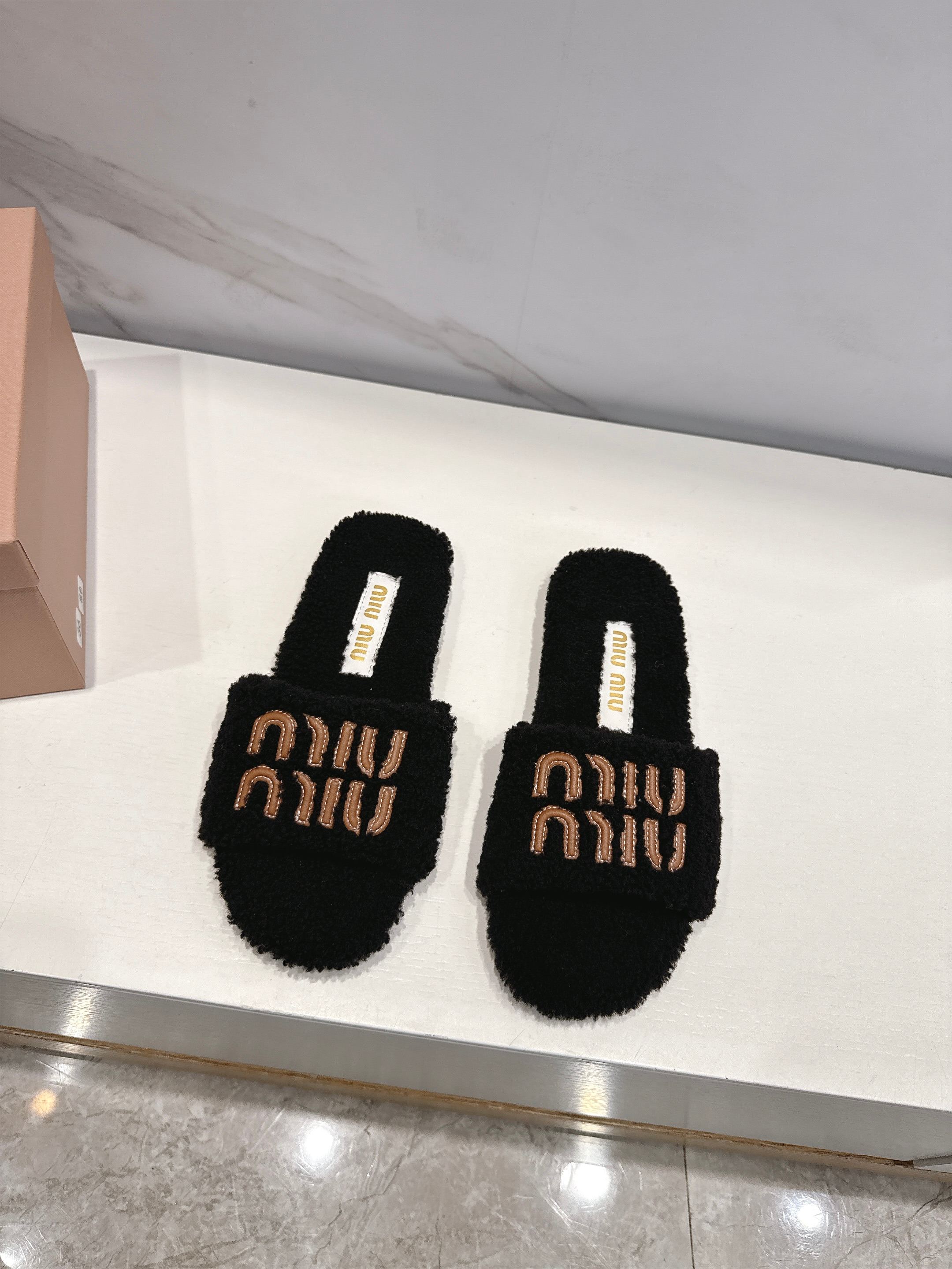 NO:461518,(Top version) MiuMiu Miu 2025 Autumn and Winter New Flat-soled Fleece Drag Every fall and Winter Comes, Fleece Drag is an essential item. Not only is it warm enough, but it also has a comfortable touch. No matter what you match it, it has a casual and fashionable pure wool. It is thick and solid when you push it away with it. The inner foot pad is real wool. The soft foot feel I love the customized original rubber outsole. The film is wear-resistant and non-slip. CSize35-40. Fleece Slippers, miumiu, slippers19860909（顶级版本） MiuMiu缪缪2025秋冬新款平底毛毛拖 每逢秋冬来临 毛拖是必不可少的单品 不仅足够保暖 还qq拥有舒适的触感无论搭配什么都有种漫不经心的时髦纯羊毛有用手拨开是厚厚实实的 内里垫脚真羊毛 软软的脚感我爱了定制原版橡胶大底 底片耐磨防滑CSize35-40,毛毛鞋拖鞋,miumiu,slippers,Women's Shoes