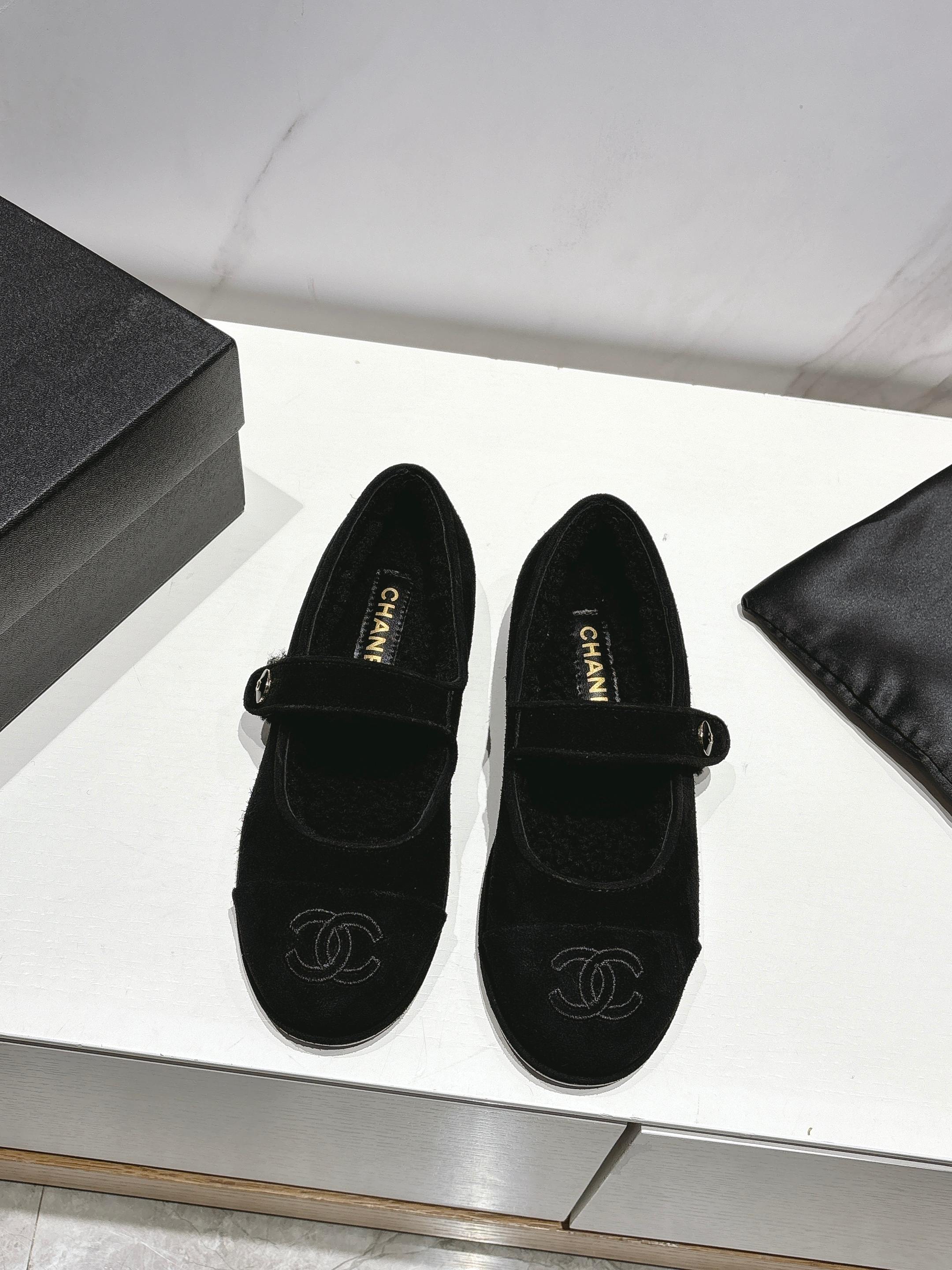 ✨Chanel* Zapatos de lana nueva Chanel 25SS ｜ Estilo lindo, cálido y moderno para el invierno🧸 Este otoño e invierno ha…