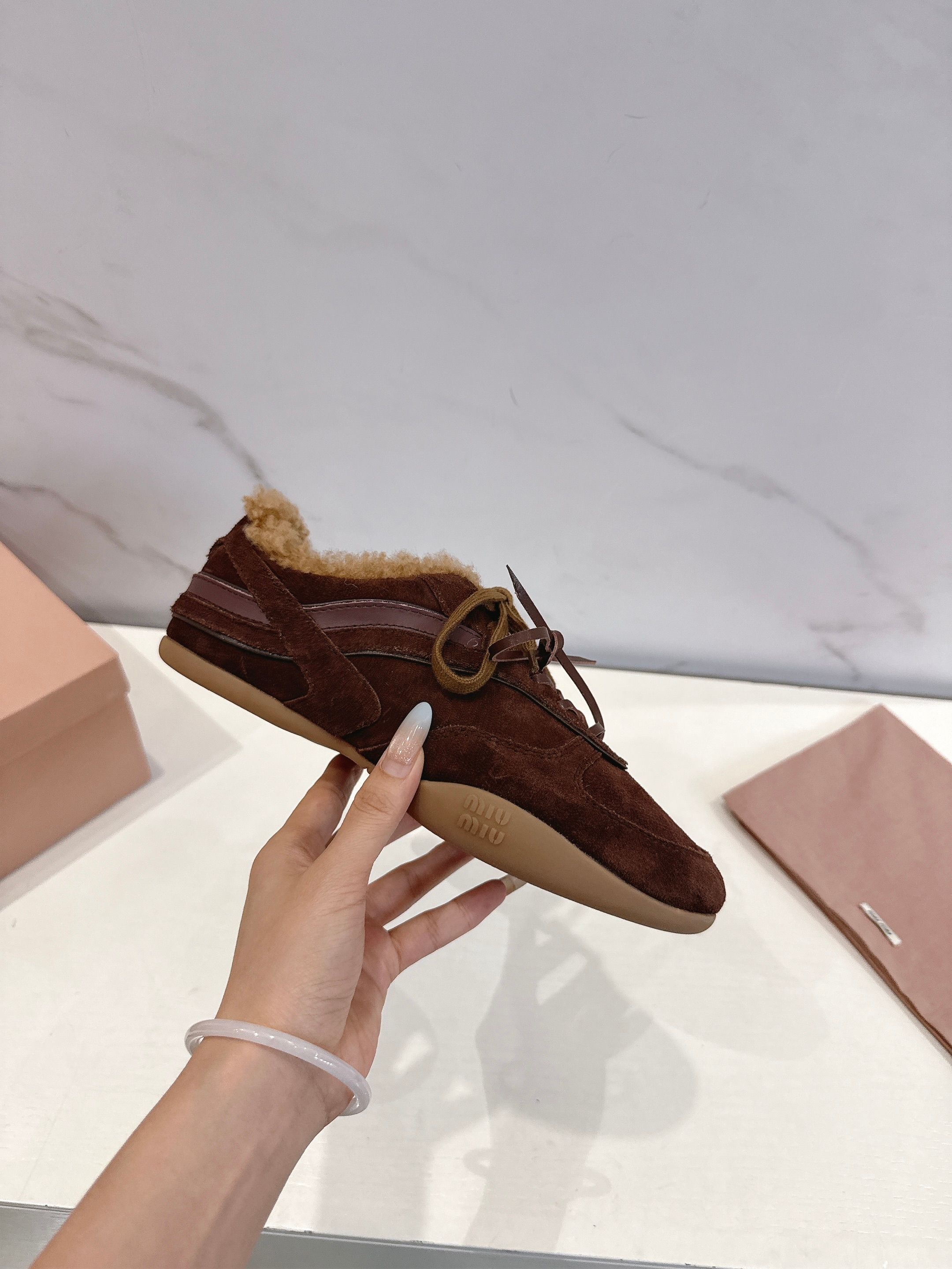 NO:560678,MiuMiu autumn and winter shoes are coming!  The original high version allows you to unlock the same style in the 2025 SS show in advance. This pair of moral training shoes is really amazing!  !  Selected high-quality genuine leather fabrics, soft and delicate texture, skin-friendly wool lining, warm and breathable without stuffing the feet, original rubber outsole, non-slip and wear-resistant, super easy to wear, instantly make your legs slimmer when you put them on!  Classic lace design + versatile pure white color. Perfect for both skirts and trousers. For daily outings | commuting to work | casual dates. One pair can handle all dressing scenes. The comfort level is perfect. From now on, you can walk with style and become a refined and fashionable person~ #MIUMIUNew Product #德 training Shoes #Autumn and Winter Essentials #Light Luxury Wearing Imported custom-made suede fabrics Imported wool lining Outsole Original molded rubber outsole  Size 35-39 (custom order of 40 is non-refundable), loafers, miumiu, loafers, skirts19860909MiuMiu秋冬神鞋来袭！原厂高版本带你提前解锁2025ss秀场同款 这双德训鞋真的绝了！！ 精选优质真皮面料 质感软糯细腻 内里采用亲肤羊毛 保暖透气不闷脚 原版橡胶大底 防滑耐磨超好穿 上脚立马显腿细！经典系带设计+百搭纯白配色 无论是裙装还是裤装都能完美驾驭 日常出街｜上班通勤｜休闲约会 一双搞定所有穿搭场景 舒适度直接拉满 从此走路带风 做个精致时髦精～ #MIUMIU新品 #德训鞋 #秋冬必备单品 #轻奢穿搭 面料进口订制反绒皮 内里进口羊毛 大底原版开模橡胶大底 码数35-39（40订做不退换）,乐福鞋,miumiu,loafers,skirts,Women's Shoes