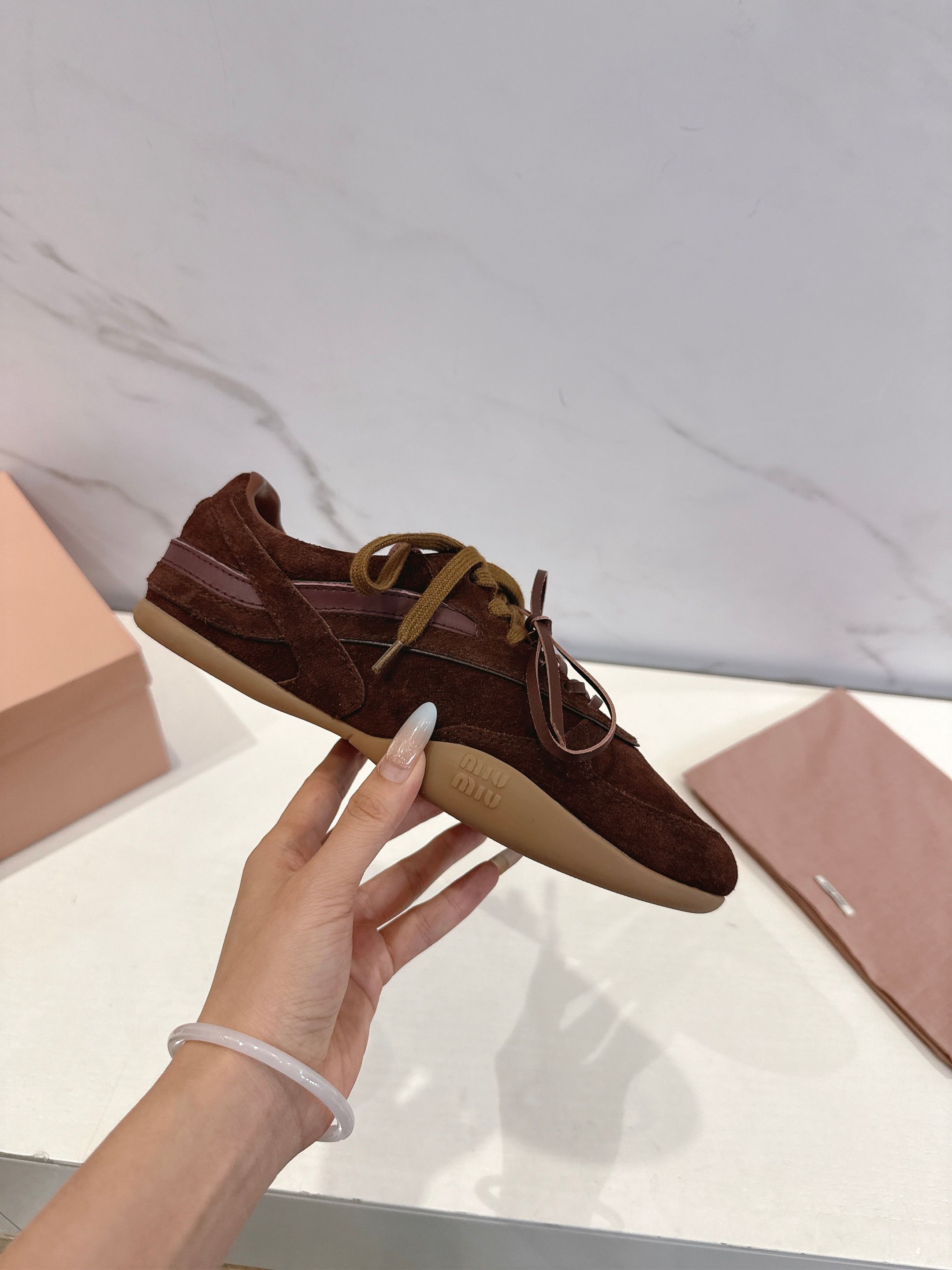 NO:560683,MIUIU F022 autumn and winter show moral training shoes | I have been waiting for this pair of 'high-level' versatile artifacts!  Sisters, high-end factory products are directly synchronized with the show. This pair of MIUIU F022 moral training shoes is a perfect preview of the next season's trends!  Why is it so popular?  Full body leather configuration!  Cowhide lining + genuine leather fabric, the texture is palpable. The original rubber outsole is light and wear-resistant, and your feet will not be tired after walking all day long. The classic lace-up design, the perfect balance between retro and fashionable, will be stunning on your feet!  The feet feel so soft that they feel like they are being held up by clouds~ Whether worn with jeans or a small skirt, you can easily achieve that effortless sense of luxury. It can be called a 'natural dish' item in the fashion industry!  Classic and versatile, you can buy it with your eyes closed, wear it early and look beautiful!  Fabric imported custom-made suede, lining imported wool, outsole original molded rubber outsole, size 35-39 (customized for 40), loafers, miumiu, loafers, skirts, jeans, cowhide19860909MIUIU F022 秋冬秀场德训鞋｜这双「高段位」百搭神器被我等到了！ 姐妹们,高版本厂货直接同步秀场 这双MIUIU F022德训鞋,妥妥的下一季潮流预告！ 凭什么它这么火？ 全身真皮配置！牛皮内里+真皮面料,质感摸得到 原版橡胶大底,轻盈耐磨,暴走一天也不累脚 经典系带设计,复古与时髦感完美平衡 上脚直接惊艳住！ 脚感软乎乎得像被云朵托着～ 无论是配牛仔裤还是小裙子,都能轻松拿捏那种毫不费力的高级感,堪称穿搭界的“天菜”单品！ 经典百搭,闭眼入不亏,早穿早美！ 面料进口订制反绒皮 内里进口羊毛 大底原版开模橡胶大底 码数35-39（40定做 ),乐福鞋,miumiu,loafers,skirts,jeans,cowhide,Women's Shoes