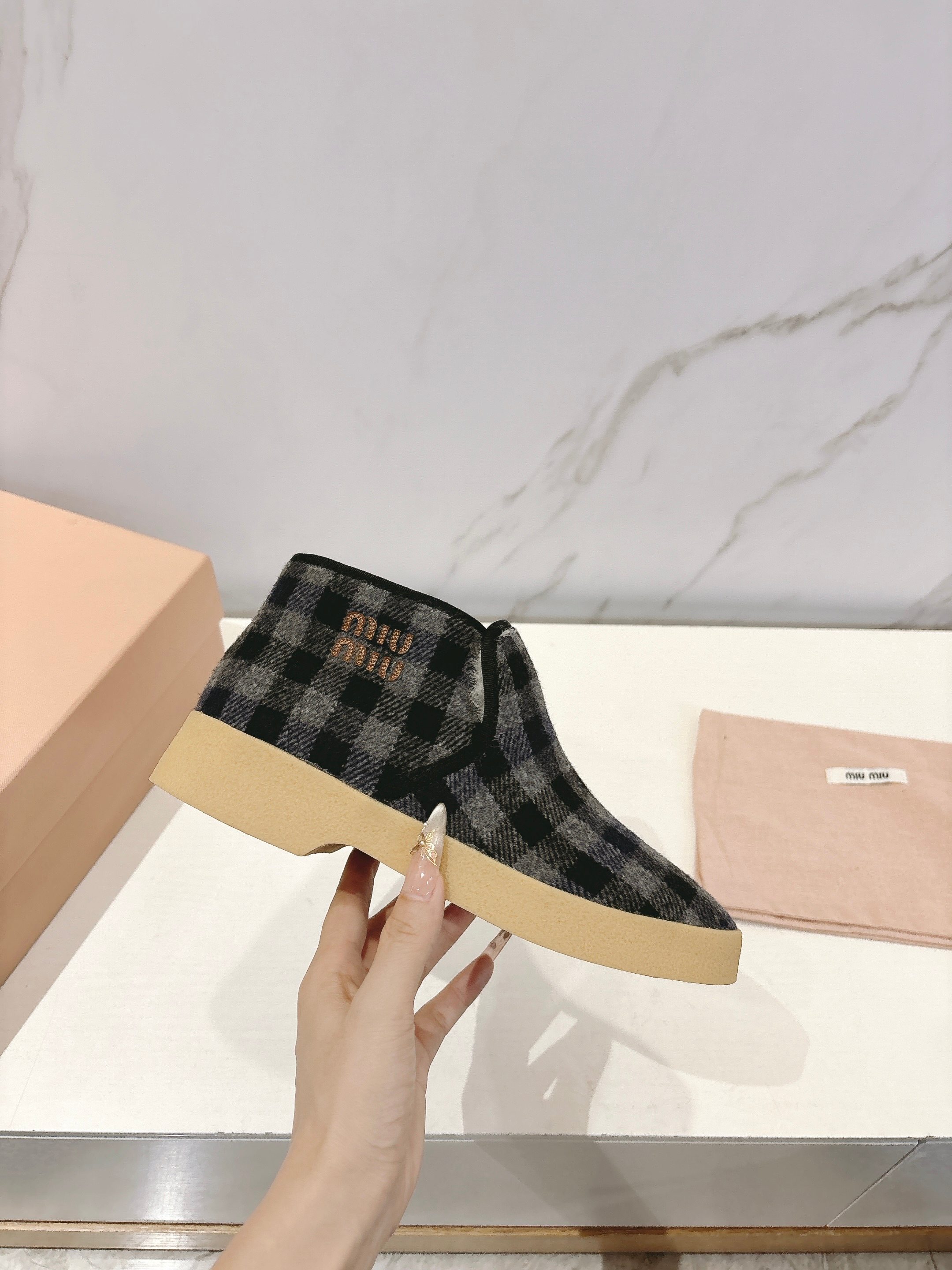 NO:594563,MiuMiu 25SS autumn and winter catwalk style｜The high-end wool short boots are here~ They are a regular guest of major fashion magazines and are indispensable for celebrity bloggers’ private wear and street photography. The elastic design is elegant and does not pick on the shape of the feet. Once you put them on, you will be stunned!  Close your eyes and avoid stepping on thunder~ Imported high-silk suede suede thick wool lining, direct warmth in autumn and winter. ZP molded outsole is super stable and comfortable to walk on. It is extremely matchable. It can be salty or sweet and can be easily adjusted to various styles. Customized hardware exclusive color matching. Every detail is high-end. Sisters who really know how to dress have quietly bought it.  Imported wool lining, sole ZP molded outsole Size#35-41 (40-41 customized, non-returnable), snow boots, miumiu, boots19860909MiuMiu 25SS秋冬走秀款｜高级感拉满的羊毛短靴来咯～ 各大时装杂志的常驻嘉宾 明星博主私服街拍都少不了它 松紧设计优雅不挑脚型 一上脚直接惊艳住！闭眼入不踩雷～ 进口高丝光牛反绒厚实羊毛内里 秋冬保暖度直接拿捏 ZP开模大底走起来超稳超舒服 搭配性绝了 可盐可甜轻松拿捏各种风格 订制五金专属配色 细节处处显高级 真正懂穿搭的姐妹都悄悄入手啦 #miumiu #秋冬必入靴款 #小众设计感 #高级感穿搭 鞋面进口高丝光牛反绒 内里进口羊毛内里 鞋底ZP开模大底 Size#35-41（40 41订做不退换）,雪地靴,miumiu,boots,Women's Shoes