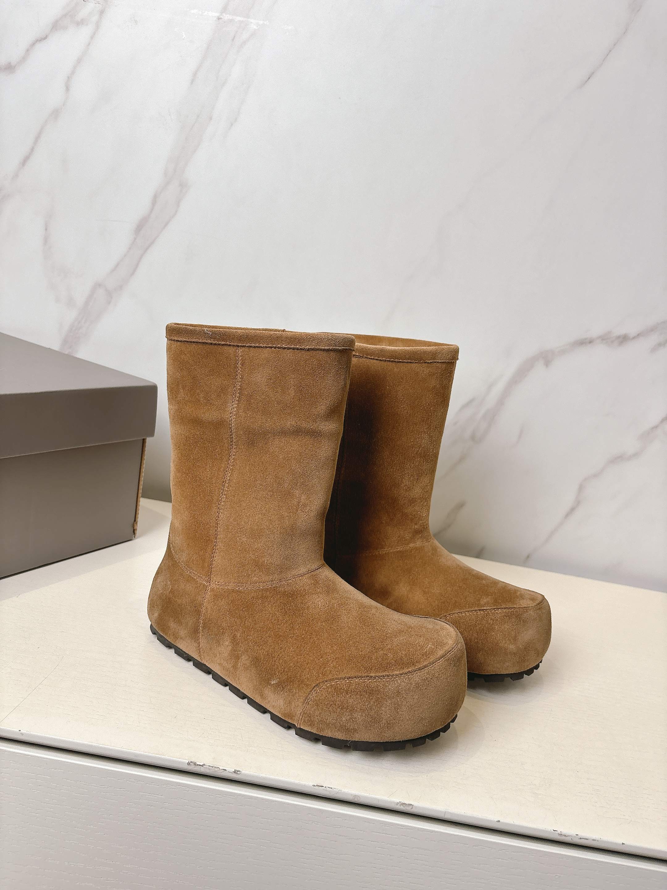 NO:648572,Winter Shoe Cabinet C Position | BE Balenciaga's same style snow boots put a sense of luxury under your feet. Sisters who are afraid of cold feet, come here!  This winter, I finally don’t have to go out wrapped in bear paws anymore ♀ This pair is simply a treasure item that “spends a little money to do big things”. Say goodbye to ordinary snow boots that are thin and ugly, and bring home the texture of the counter at the price of fast fashion /// Imported high silk cow suede meets sheep fur. It is like burying your feet in a freshly baked soufflé. 3D round last shape + cute big head design. The magic of hiding fat and slimming is directly full.  Even the slightly fat calves can look like paper figures. Actual test at minus ten degrees | Feet are constantly heated at a constant temperature. The cashmere lining can breathe. You can still stay dry all day long after running wildly. The non-slip rubber outsole is as stable as a rock. You can dance gracefully when walking on the ice. You can wear it with one foot to create a lazy and elegant feeling. From shoe cabinets to street photography, it is a highlight moment. Now I will tell you quietly that the real high-end is to lie even with the tips of the toes in the clouds #Winter outfit ceiling  # lazy fashion artifact # High-end snow boots Upper: Imported high-mercerized smooth cow suede, inner sheepskin material, original rubber outsole with non-slip texture, strong grip Size: 35-39, 3cm increase in height Color: black, off-white, brown, brown, snow boots, balenciaga, boots, sheepskin19860909冬季鞋柜C位｜BE巴黎世家同款雪地靴 把高级感踩在脚下 怕冻脚的姐妹看过来！今年冬天终于不用再裹成熊掌出门啦♀ 这双简直是「花小钱办大事」的宝藏单品 告别又薄又丑的普通雪地靴 用买快时尚的价格把专柜质感带回家 /// 进口高丝光牛反绒邂逅羊皮毛一体 像是把双脚埋进刚出炉的舒芙蕾 3D圆润楦型+萌趣大头设计 藏肉显瘦魔法直接拉满 连小腿微胖都能穿出纸片人效果 零下十度实测｜双脚持续恒温发热 羊绒内里会呼吸 暴走整天依然干爽如初 防滑橡胶大底稳如磐石 冰面行走也能优雅起舞 一脚蹬穿出慵懒千金感 从鞋柜到街拍都是高光时刻 现在悄悄告诉你 真正的高级 是连脚趾尖都躺在云朵里 #冬季穿搭天花板 #懒人时髦神器 #高级感雪地靴 鞋面: 进口高丝光牛反绒, 内里羊皮毛一体材质 大底原版橡胶大底防滑纹路 抓地感强 码数 : 35-39 内增高3cm 颜色:黑色米白色棕色,咖啡色,雪地靴,balenciaga,boots,sheepskin,Women's Shoes