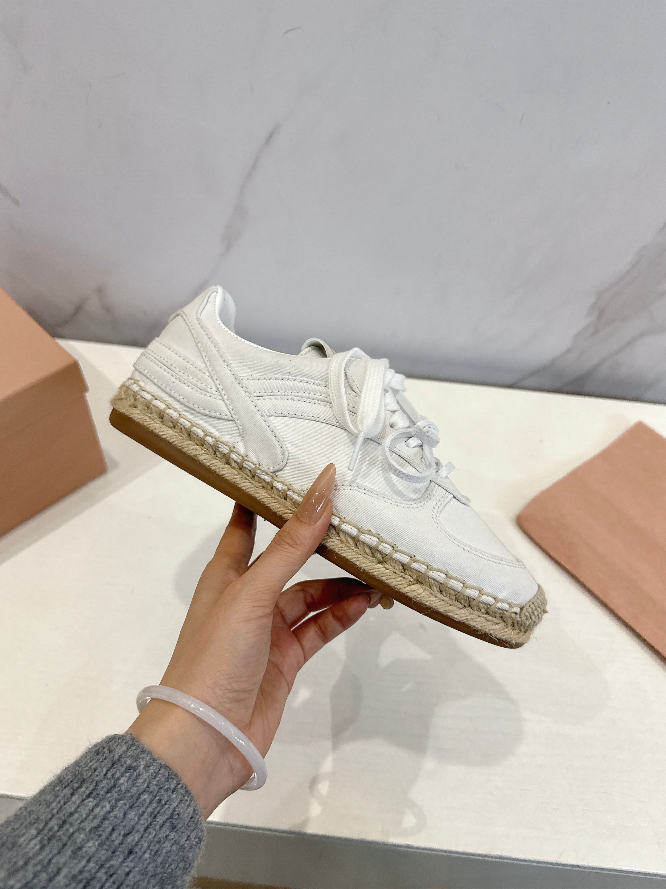 NO:653441,MiuMiu's 2026 spring and summer show style fisherman shoes are here. The retro thin-soled design gives you an effortless sense of fashion~ This is a treasure shoe style that bloggers all over the Internet are talking about!  Simple sneaker silhouette + three-dimensional tongue, instantly recognizable. Soft and waxy sheepskin lining, with natural hemp rope sole, every step is like stepping on clouds. It is sweet and rusty, and the straps instantly light up the whole body ~ Whether it is a lazy long skirt or playful shorts, it can be perfectly controlled, and it is easy to wear it with an unobtrusive and refined aura. This spring and summer, this pair of retro sweetheart combat shoes is missing. Upper: Imported custom cloth Lining: Mixed sheepskin  , Sole: Original open molded hemp rope non-slip outsole, size 35-40, fisherman shoes, miumiu, espadrilles, skirts, shorts, sheepskin19860909MiuMiu 2026春夏秀场款渔夫鞋来咯 复古薄底设计,踩出毫不费力的时髦感～ 全网博主都在刷的宝藏鞋型！ 简约板鞋轮廓+立体鞋舌,辨识度直接拉满 软糯羊皮内里,搭配天然麻绳底,每一步都像踩在云朵上 可甜可飒,绑带一系就瞬间点亮全身～ 无论是慵懒长裙还是俏皮短裤都能完美驾驭, 轻松穿出毫不刻意的精致气场. 今年春夏,就差这一双复古甜心战鞋啦 鞋面: 进口定制布 内里: 混种羊皮 , 鞋底: 原版开模麻绳防滑大底 码数35-40,渔夫鞋,miumiu,espadrilles,skirts,shorts,sheepskin,Women's Shoes