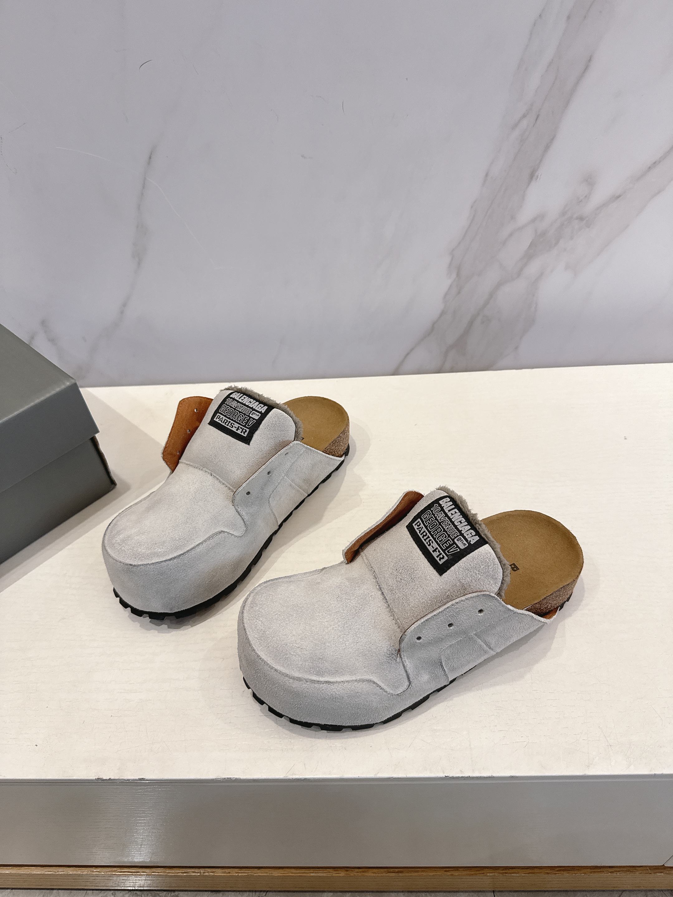 NO:653446,The Balenciaga × Scholl co-branded toe-toe slippers are officially launched. Authentic molds, 1:1 reproduction, restoring the classic design lines. Lazy and high-end, they look good with any combination. They have long been the secret favorite of bloggers in their private servers, and are highly recommended on social platforms!  The texture is breathable and the foot feels comfortable. It is made of imported suede cowhide upper, wrapped with imported sheepskin inside, and the rubber sole is non-slip and wear-resistant. It has retro color rubbing technology and every detail shows taste. Wear it for daily walks and feel like walking on a show. Upper cowhide suede. Original outsole size!  35-41 4041 customized, semi-trailer, balenciaga, slippers, cowhide, sheepskin19860909巴黎世家 × Scholl 联名包头拖鞋 正式登场. 正品开模,1:1复刻,还原经典设计线条.慵懒又高级,怎么搭都好看 早已是博主们私服里的秘密爱用,社交平台刷屏推荐！质感透气,脚感舒适满分 采用进口绒面牛皮鞋面,内里进口羊皮包裹,橡胶底防滑耐磨.复古擦色工艺,细节处处显品位. 穿上它,漫步日常,亦像走在秀场 鞋面牛皮绒面 原版大底 码数！35-41 4041定制,半拖,balenciaga,slippers,cowhide,sheepskin,Women's Shoes