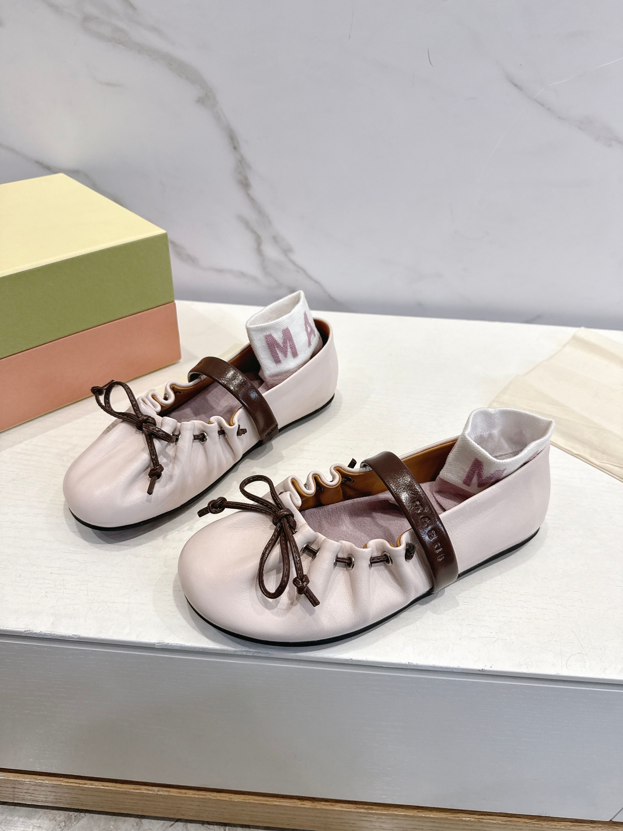 NO:707085,2026SS new spring and summer · MARNI high-end line Angelababy's same style Pleated bow ballet flats Gentle Mary Jane Interpretation of classic rebirth Round toe outline Contrast color upper Brown tone bow Thin strap embellishment Perfect balance of cuteness and minimalism A pair of super cute MARNI ballet shoes Color-blocking design brings a lazy atmosphere Lace-up details are sweet and cool, easy to retract and retract It's the romantic season of Balletcore Open the shoe cabinet  It is the one that can match everything and can also light up everything. The shoes come with original socks. The texture and details live up to #MARNI2026 spring and summer #ballet style return #high-end sense of wear #niche shoes. Upper calfskin, lining sheepskin, sole molded rubber outsole, size 35-39 (40.41 custom-made, non-returnable), ballet shoes, marni,mary  jane,flats,cowhide,sheepskin,socks198609092026SS 春夏上新 · MARNI高端线 Angelababy同款 褶皱蝴蝶结芭蕾平底鞋 温柔玛丽珍 演绎经典新生 圆头轮廓 撞色鞋面 棕调蝴蝶结 细绑带点缀 可爱与极简的完美平衡 一双超嗲的MARNI芭蕾鞋 拼色设计自带慵懒氛围 系带细节甜酷刚好 收放自如 又到Balletcore浪漫季 打开鞋柜 它是那件 能搭配一切 亦能点亮一切的存在 随鞋附原版袜子 质感与细节 皆不辜负 #MARNI2026春夏 #芭蕾风回归 #高级感穿搭 #小众鞋款 鞋面小牛皮 内里垫脚羊皮 鞋底开模橡胶大底 码数35-39（40.41定做不退换）,芭蕾舞鞋,marni,mary jane,flats,cowhide,sheepskin,socks,Women's Shoes