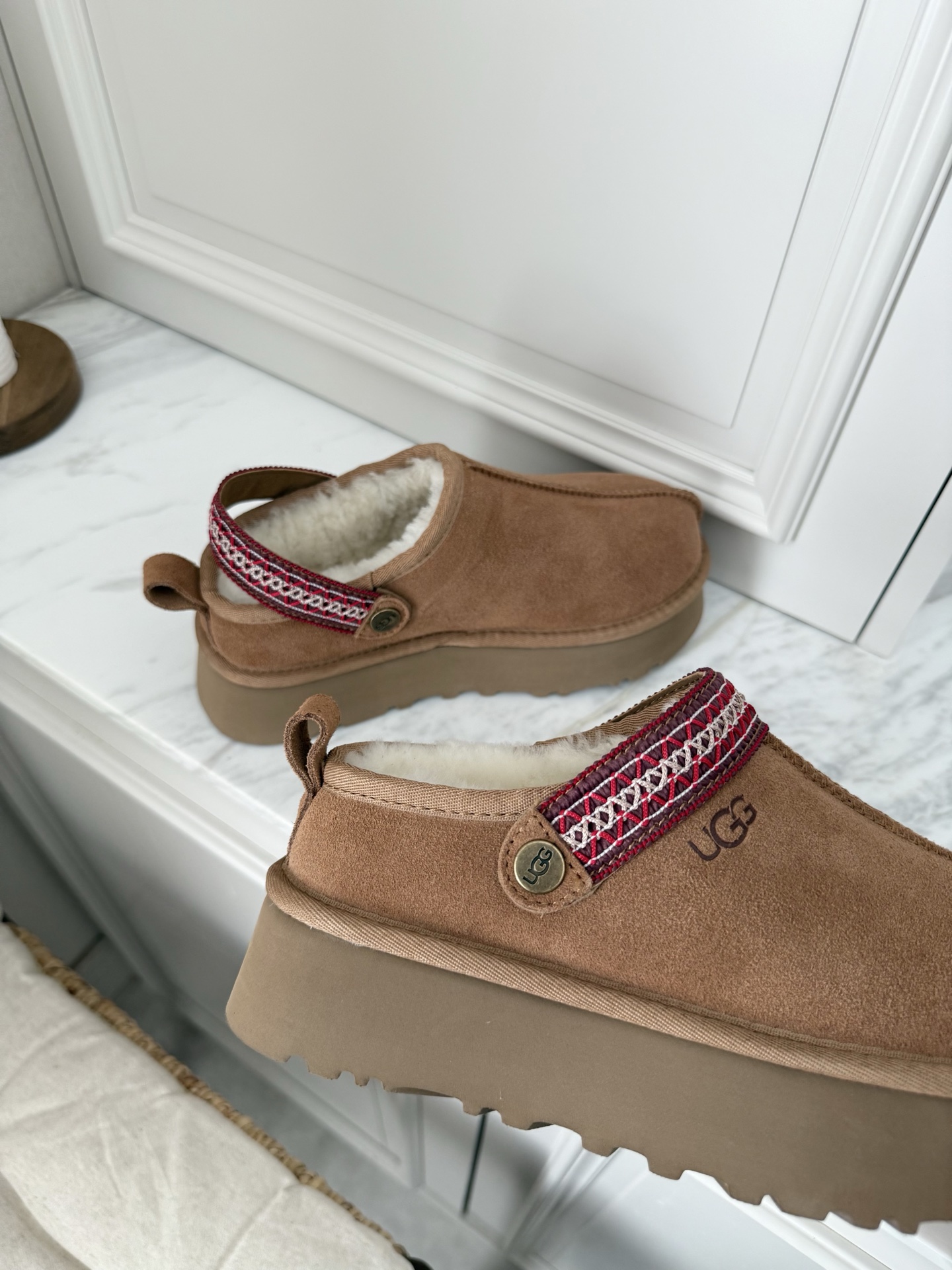 上新🌸UGG | 织带两穿民族风拖鞋✔️羊毛保暖舒适柔软冬季百搭款、3cm增高鞋底多色可选✓谁能拒绝这么