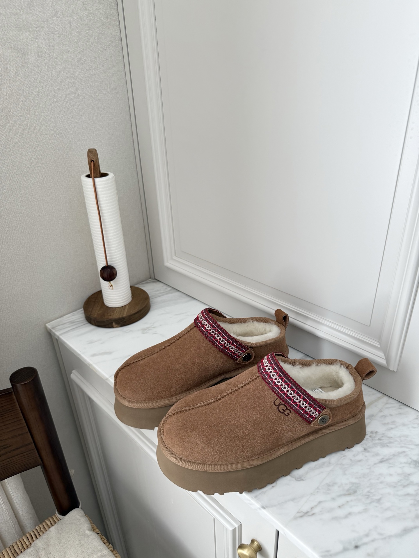 上新🌸UGG | 织带两穿民族风拖鞋✔️羊毛保暖舒适柔软冬季百搭款、3cm增高鞋底多色可选✓谁能拒绝这么