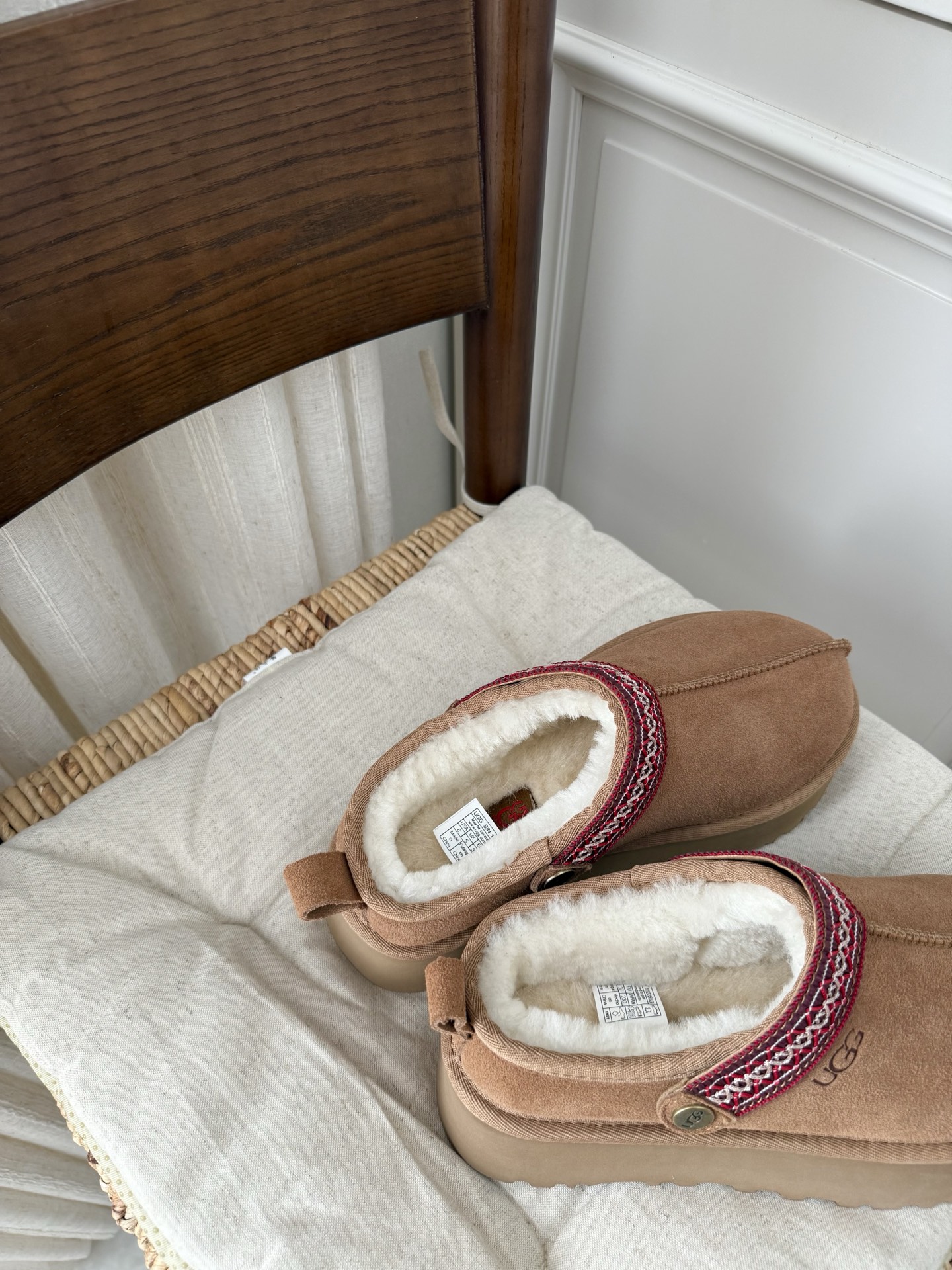 上新🌸UGG | 织带两穿民族风拖鞋✔️羊毛保暖舒适柔软冬季百搭款、3cm增高鞋底多色可选✓谁能拒绝这么