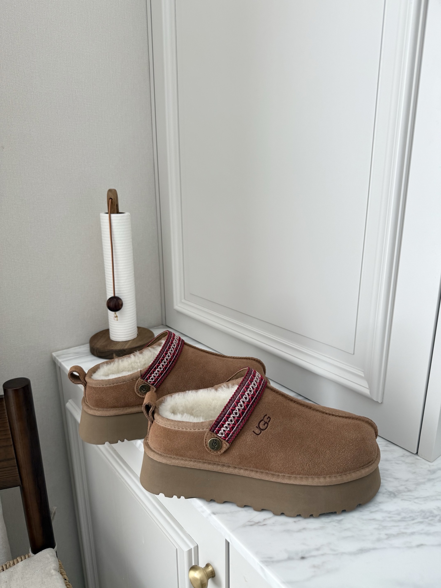 上新🌸UGG | 织带两穿民族风拖鞋✔️羊毛保暖舒适柔软冬季百搭款、3cm增高鞋底多色可选✓谁能拒绝这么