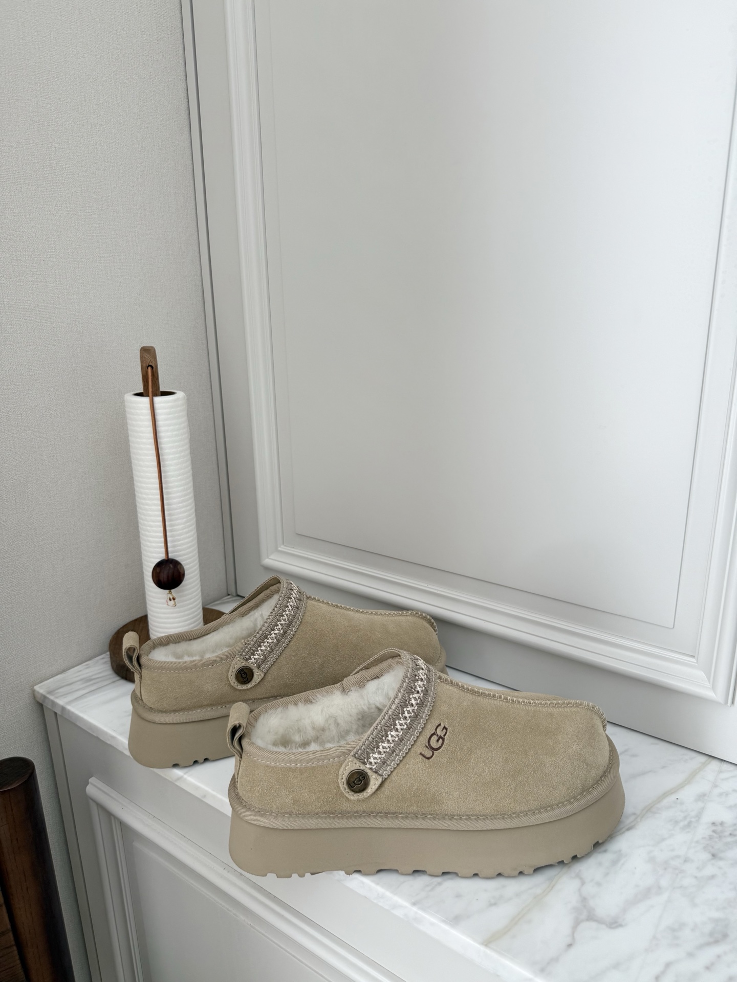 上新🌸UGG | 织带两穿民族风拖鞋✔️羊毛保暖舒适柔软冬季百搭款、3cm增高鞋底多色可选✓谁能拒绝这么