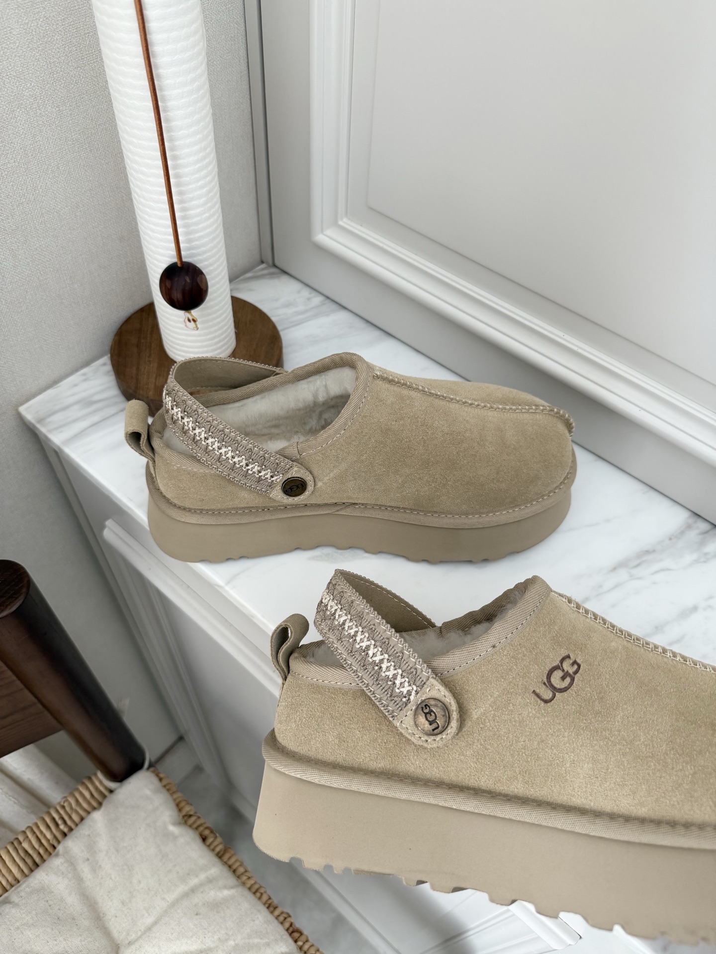 上新🌸UGG | 织带两穿民族风拖鞋✔️羊毛保暖舒适柔软冬季百搭款、3cm增高鞋底多色可选✓谁能拒绝这么