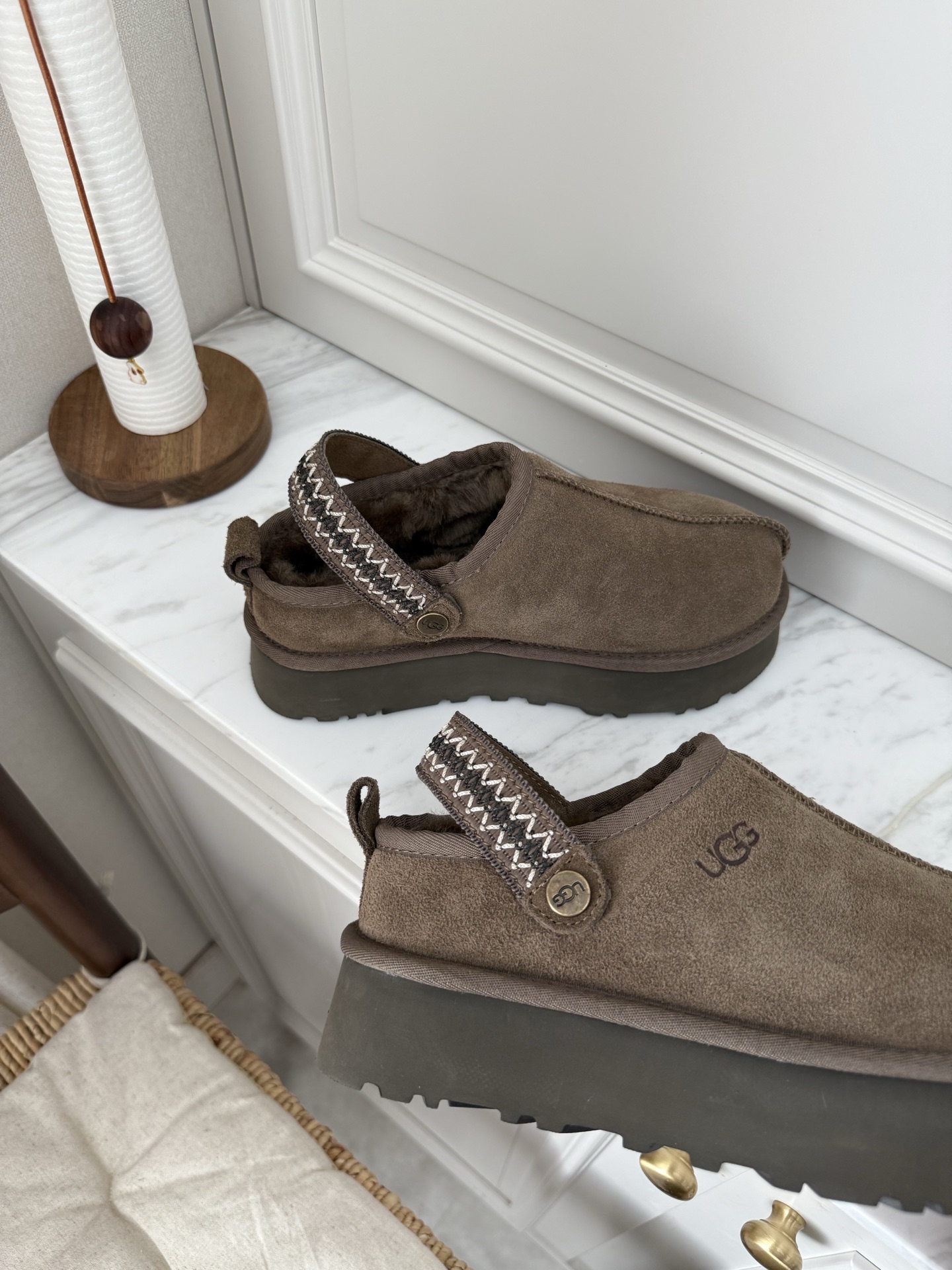 上新🌸UGG | 织带两穿民族风拖鞋✔️羊毛保暖舒适柔软冬季百搭款、3cm增高鞋底多色可选✓谁能拒绝这么