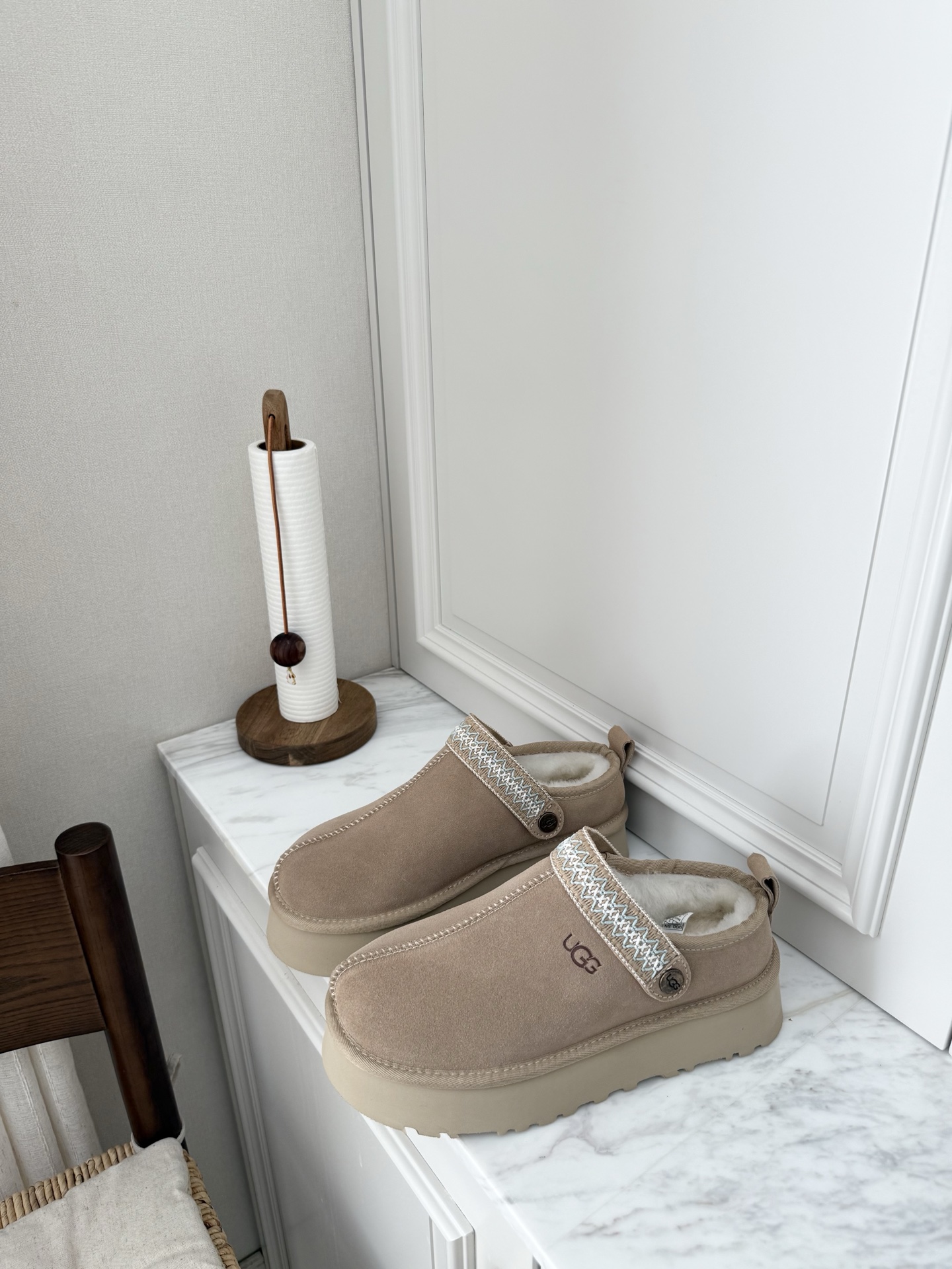 上新🌸UGG | 织带两穿民族风拖鞋✔️羊毛保暖舒适柔软冬季百搭款、3cm增高鞋底多色可选✓谁能拒绝这么