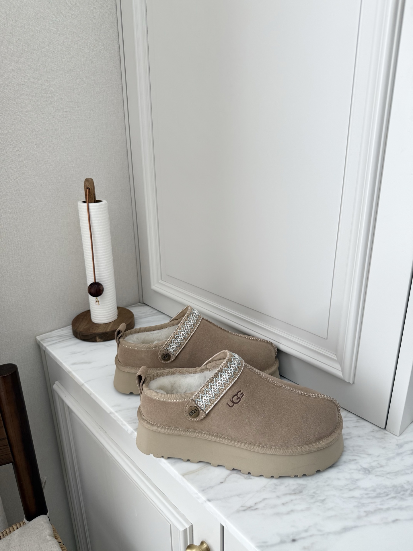 上新🌸UGG | 织带两穿民族风拖鞋✔️羊毛保暖舒适柔软冬季百搭款、3cm增高鞋底多色可选✓谁能拒绝这么