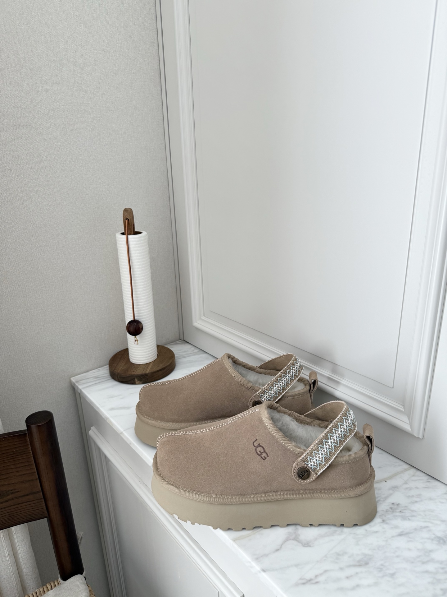 上新🌸UGG | 织带两穿民族风拖鞋✔️羊毛保暖舒适柔软冬季百搭款、3cm增高鞋底多色可选✓谁能拒绝这么