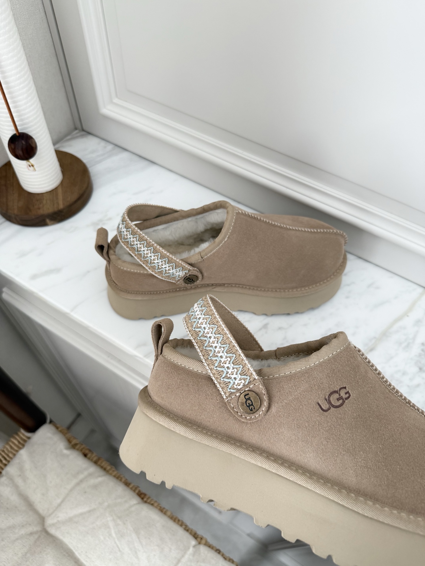 上新🌸UGG | 织带两穿民族风拖鞋✔️羊毛保暖舒适柔软冬季百搭款、3cm增高鞋底多色可选✓谁能拒绝这么