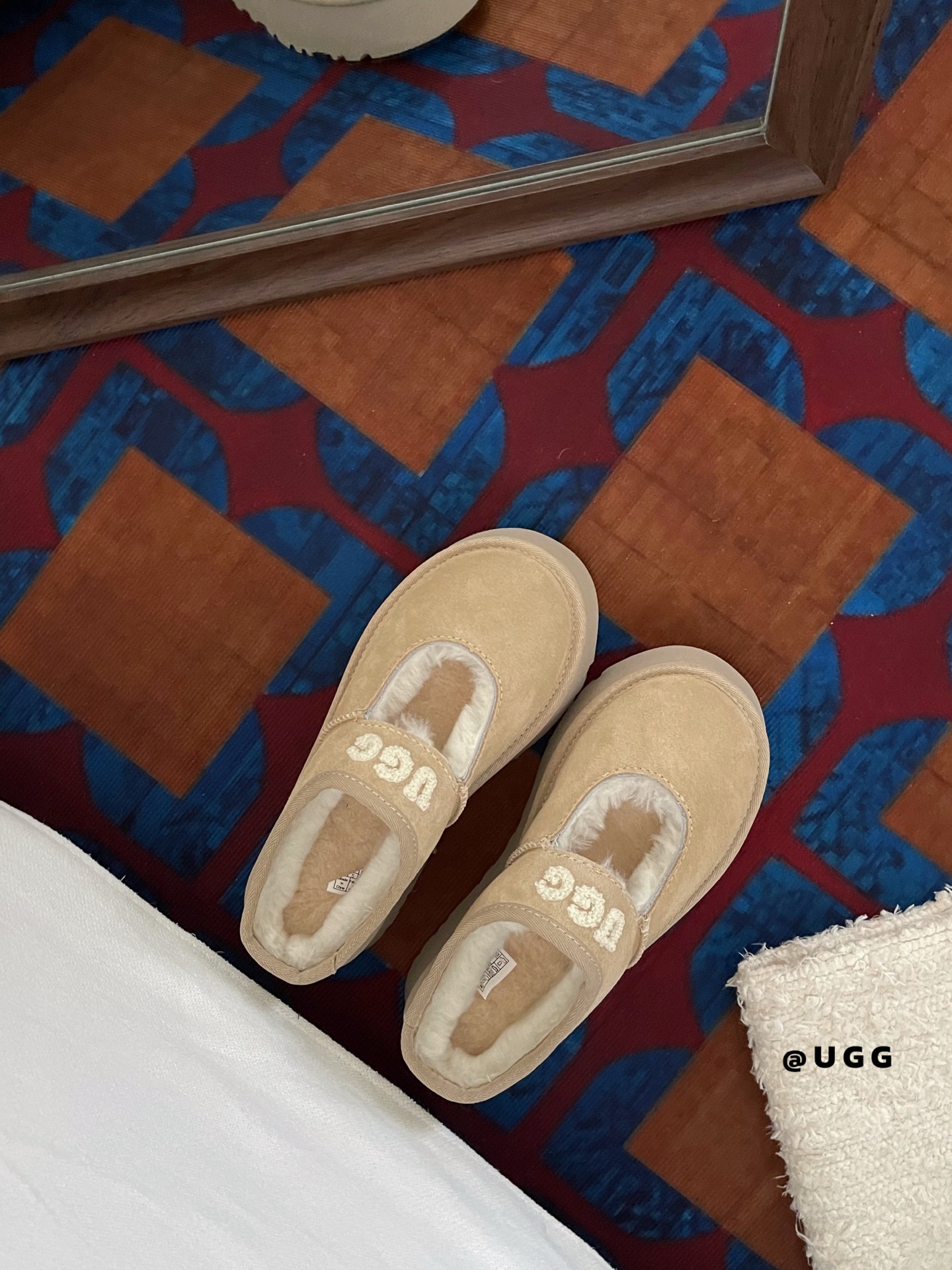 上新🌸UGG新款玛丽珍羊毛拖鞋3.5cm厚底款上线啦～真的有被它的“乖乖女气质”拿捏住鞋头圆润、线条可爱