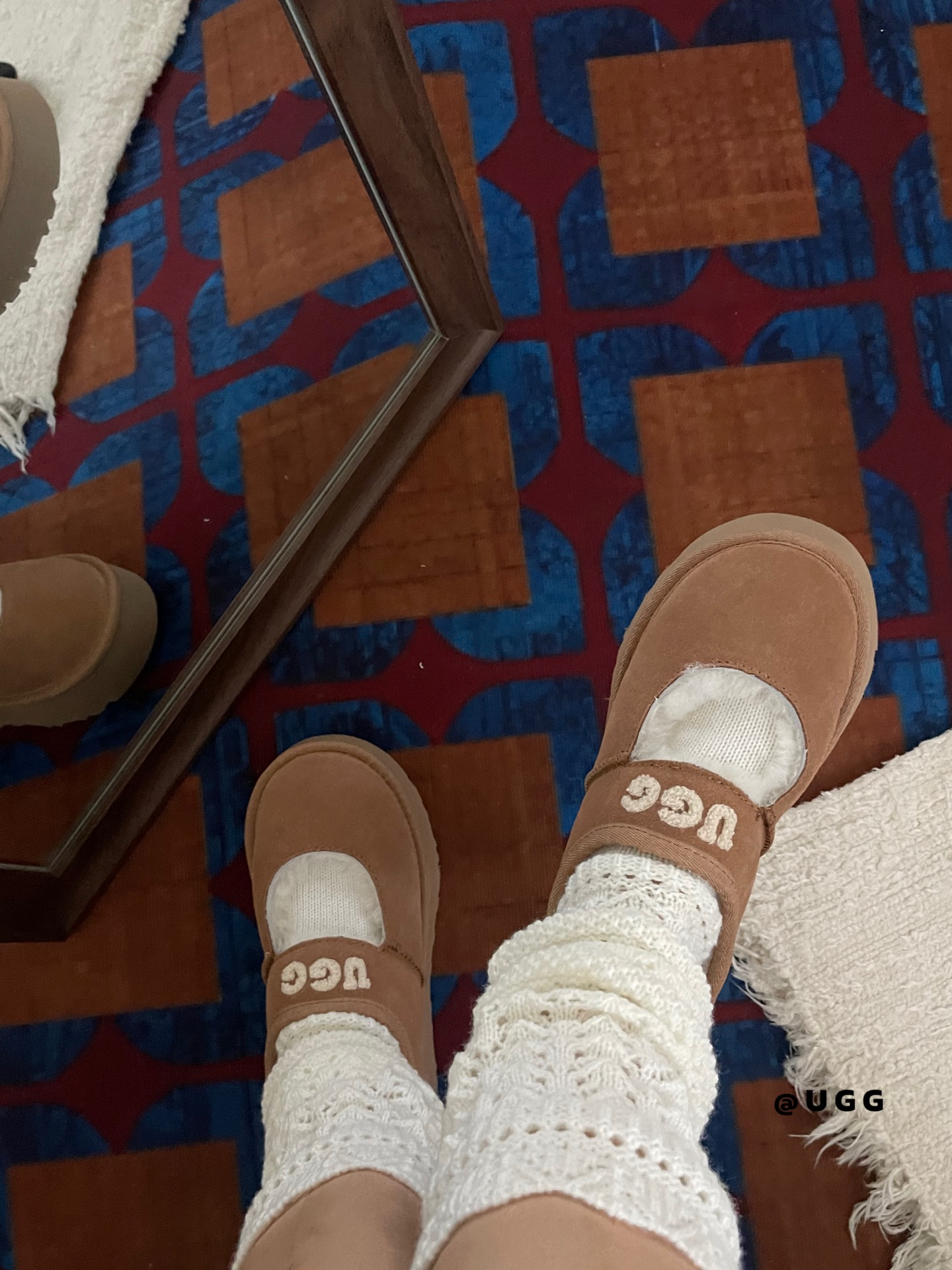 上新🌸UGG新款玛丽珍羊毛拖鞋3.5cm厚底款上线啦～真的有被它的“乖乖女气质”拿捏住鞋头圆润、线条可爱