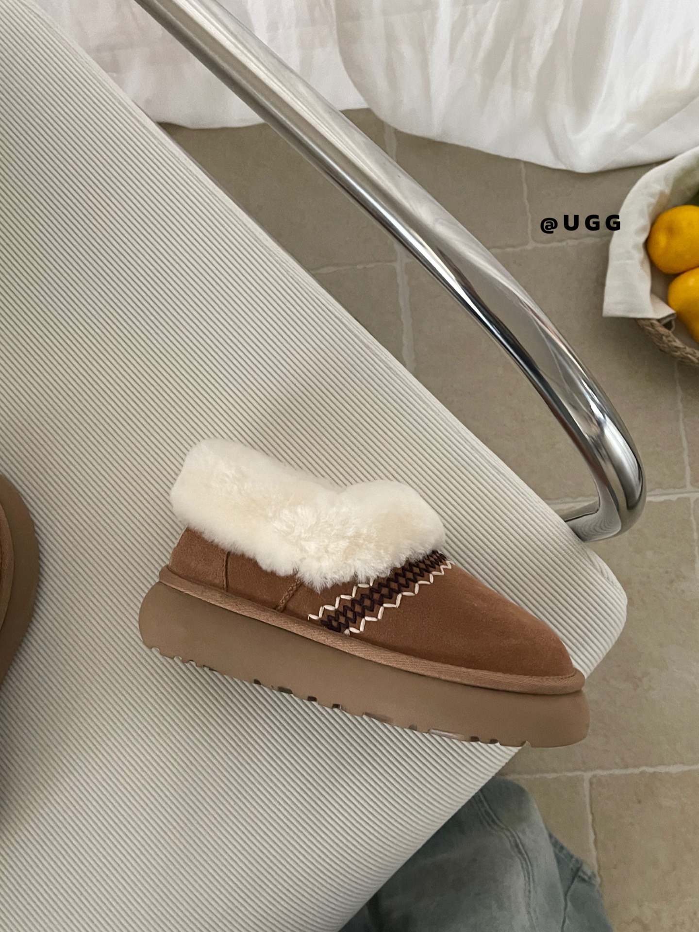 上新🌸Ugg 翻毛民族风雪地靴简直是我的入冬神器❄️隆丰羊皮毛一体雪地靴民族风刺绣，精致感直接拉满！鞋口