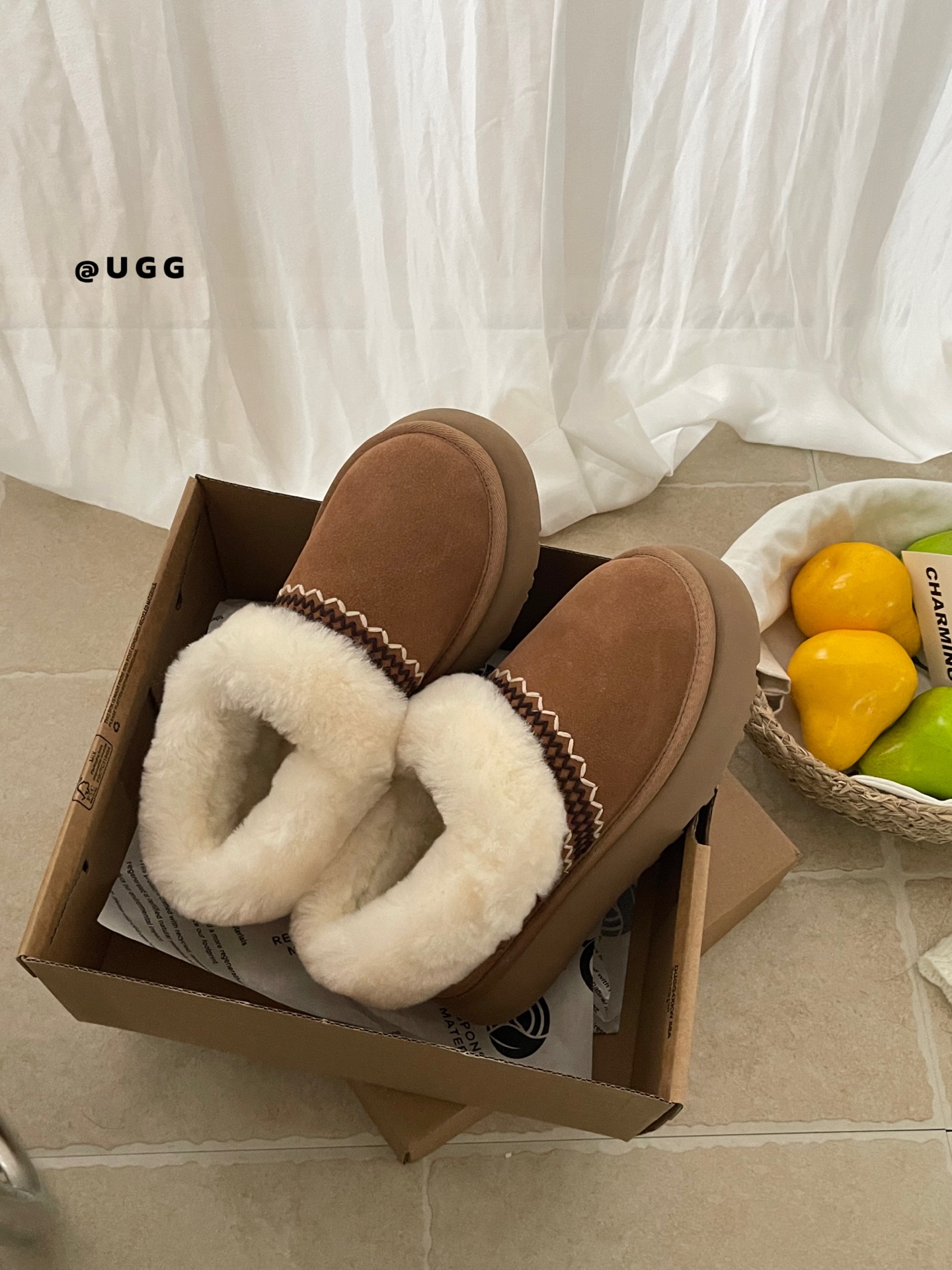上新🌸Ugg 翻毛民族风雪地靴简直是我的入冬神器❄️隆丰羊皮毛一体雪地靴民族风刺绣，精致感直接拉满！鞋口