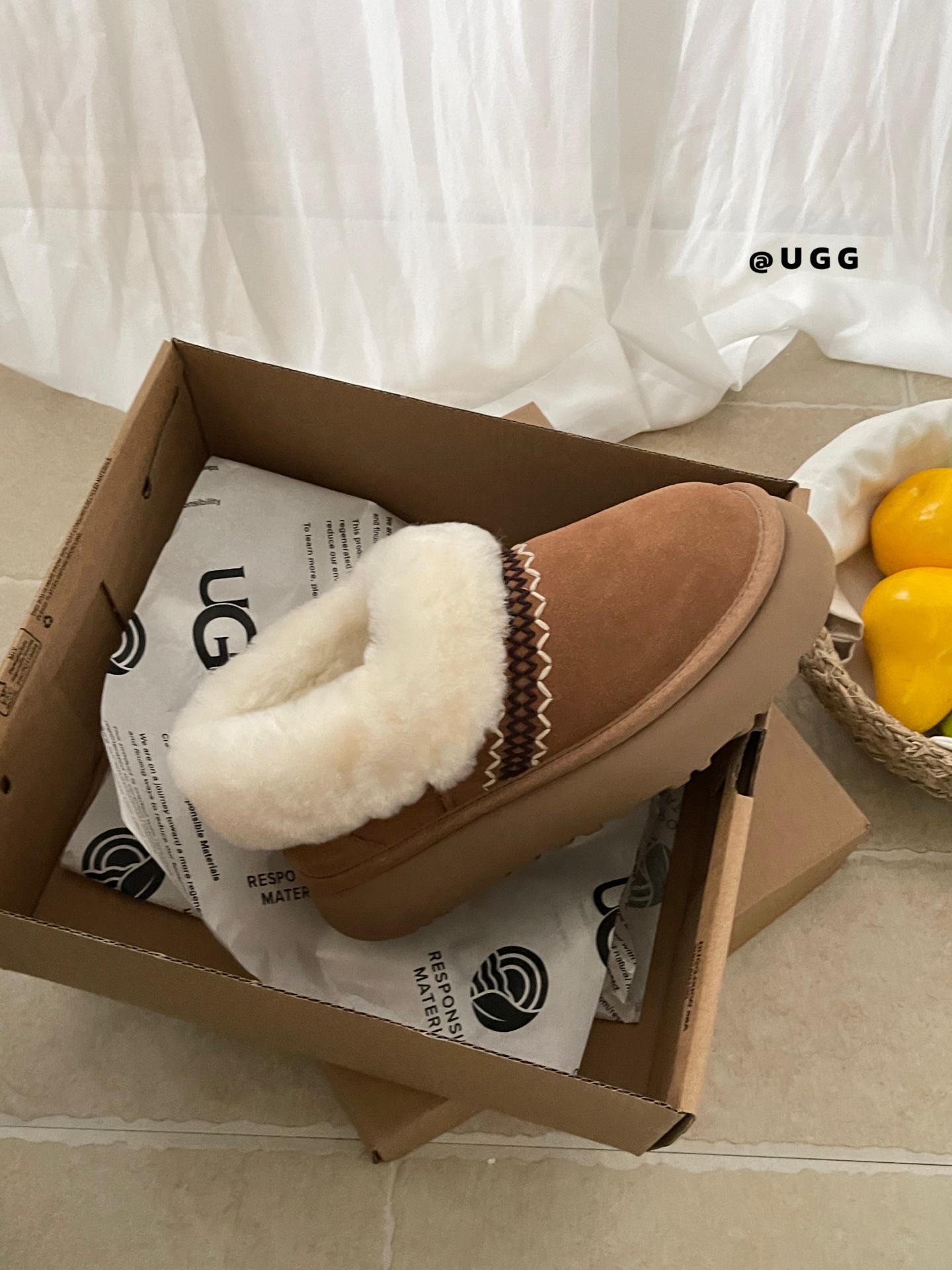 上新🌸Ugg 翻毛民族风雪地靴简直是我的入冬神器❄️隆丰羊皮毛一体雪地靴民族风刺绣，精致感直接拉满！鞋口