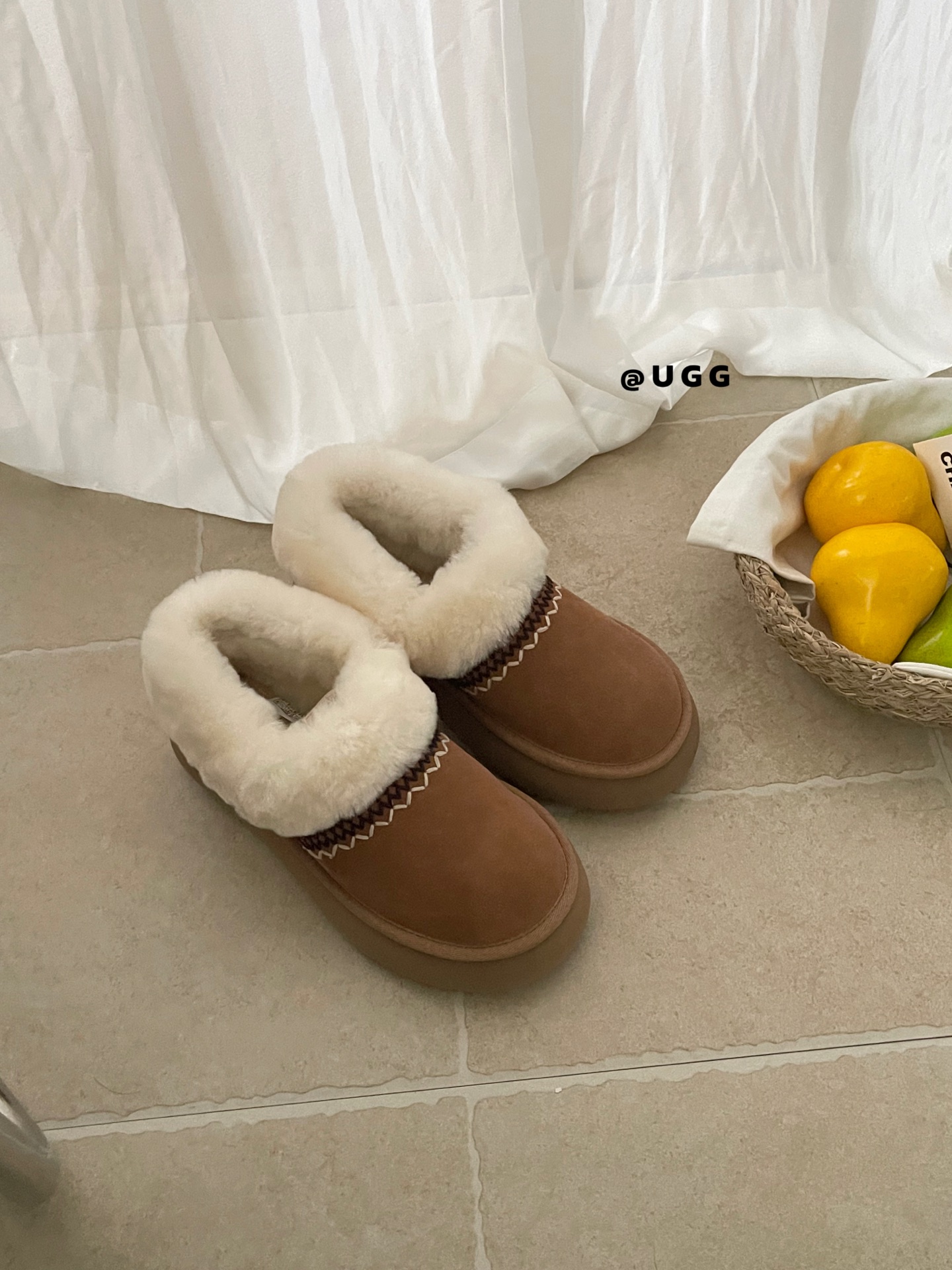 上新🌸Ugg 翻毛民族风雪地靴简直是我的入冬神器❄️隆丰羊皮毛一体雪地靴民族风刺绣，精致感直接拉满！鞋口