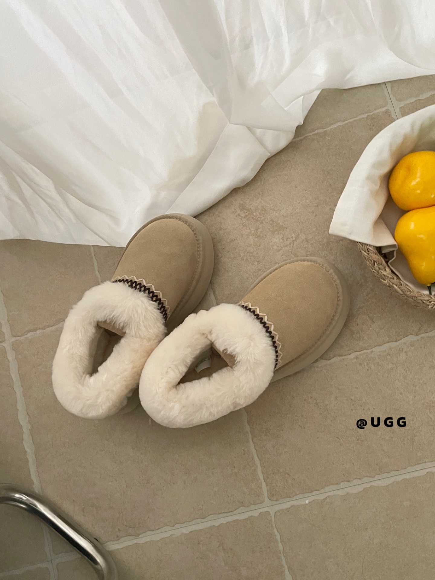 上新🌸Ugg 翻毛民族风雪地靴简直是我的入冬神器❄️隆丰羊皮毛一体雪地靴民族风刺绣，精致感直接拉满！鞋口