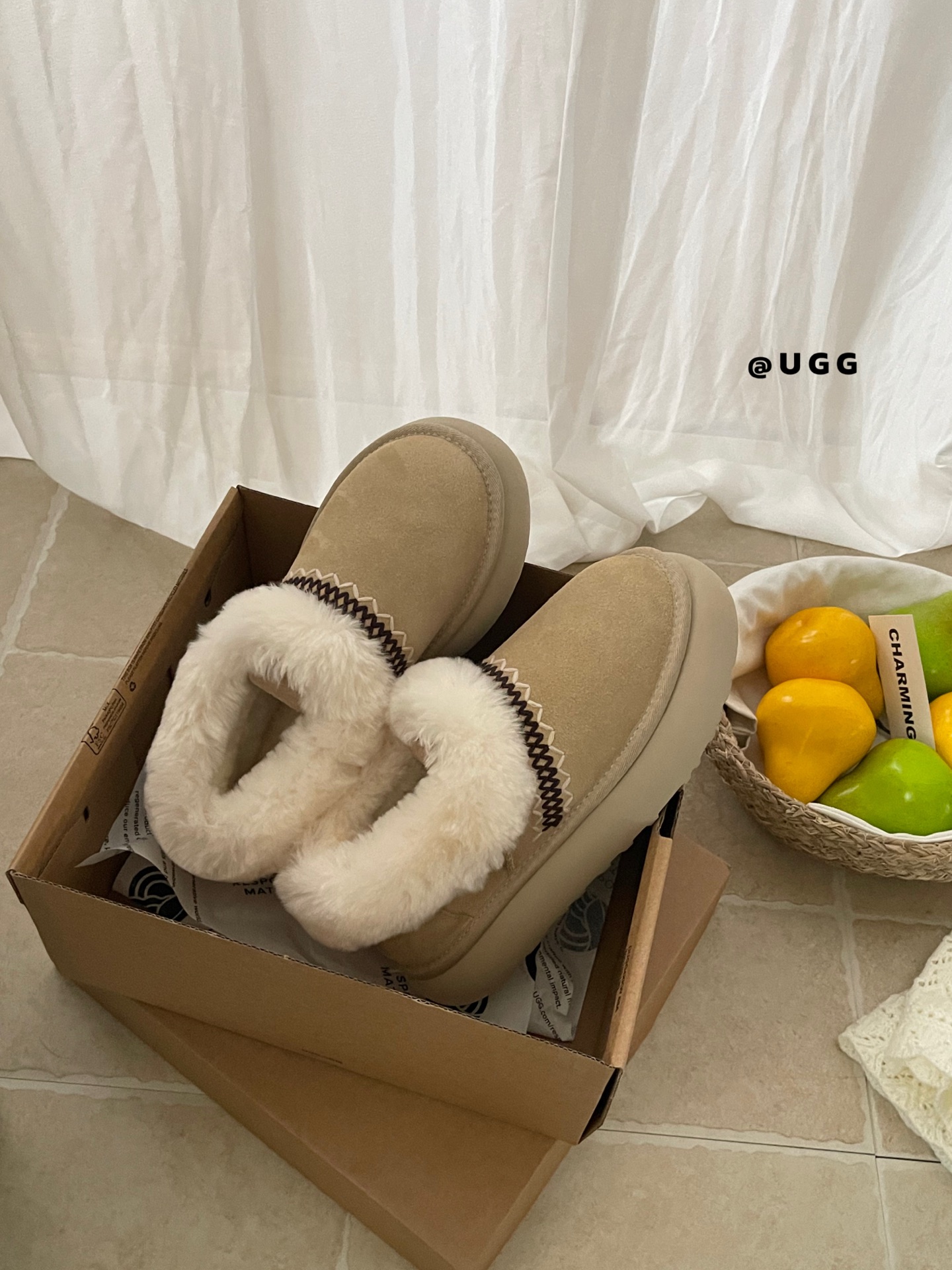 上新🌸Ugg 翻毛民族风雪地靴简直是我的入冬神器❄️隆丰羊皮毛一体雪地靴民族风刺绣，精致感直接拉满！鞋口