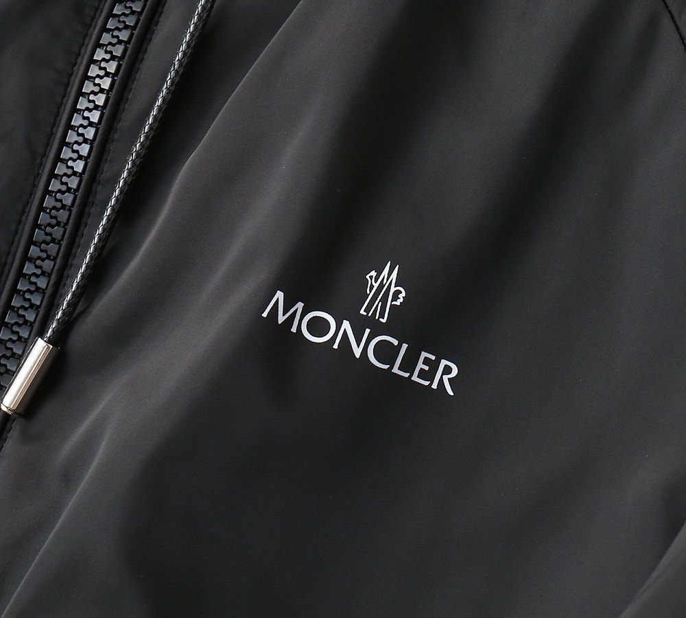 Moncler/蒙口男装连帽抽绳风衣夹克全新英伦风的锐意革新一体式的连帽设计迎合当下无论是款式还是工艺细