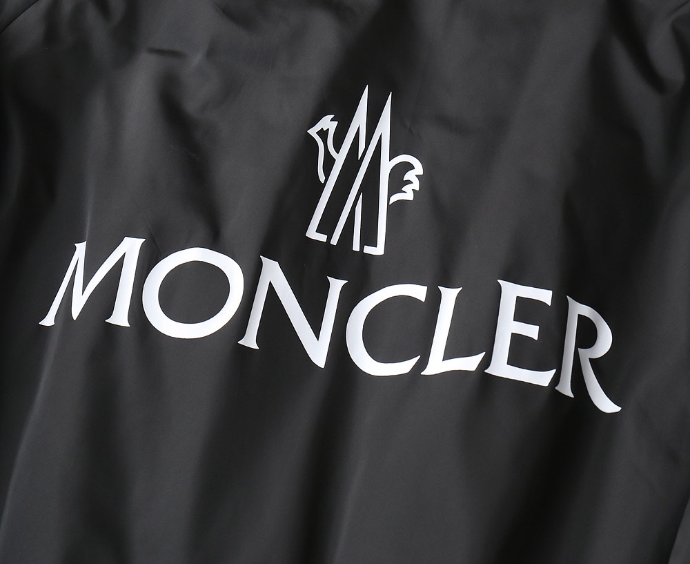 Moncler/蒙口男装连帽抽绳风衣夹克全新英伦风的锐意革新一体式的连帽设计迎合当下无论是款式还是工艺细