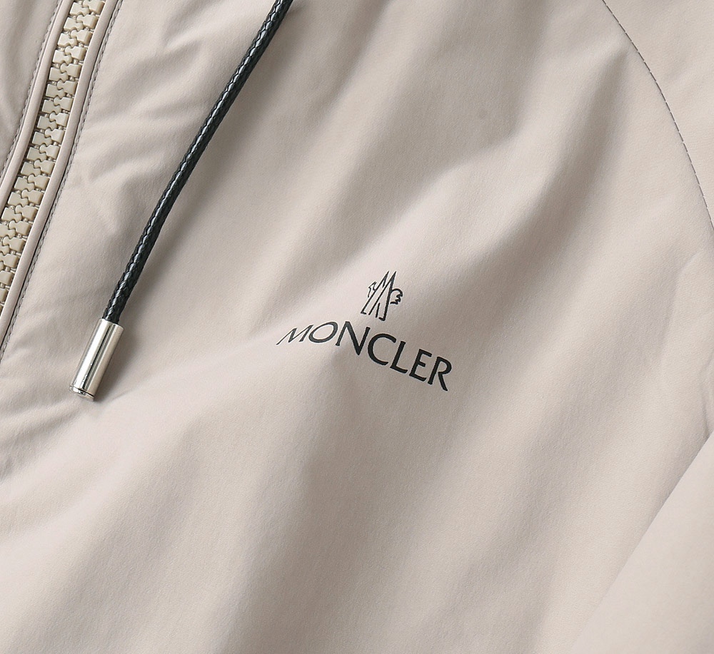 Moncler/蒙口男装连帽抽绳风衣夹克全新英伦风的锐意革新一体式的连帽设计迎合当下无论是款式还是工艺细