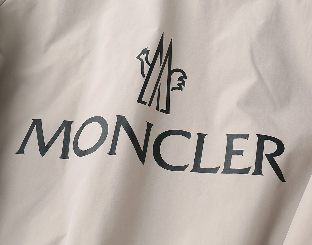 Moncler/蒙口男装连帽抽绳风衣夹克全新英伦风的锐意革新一体式的连帽设计迎合当下无论是款式还是工艺细