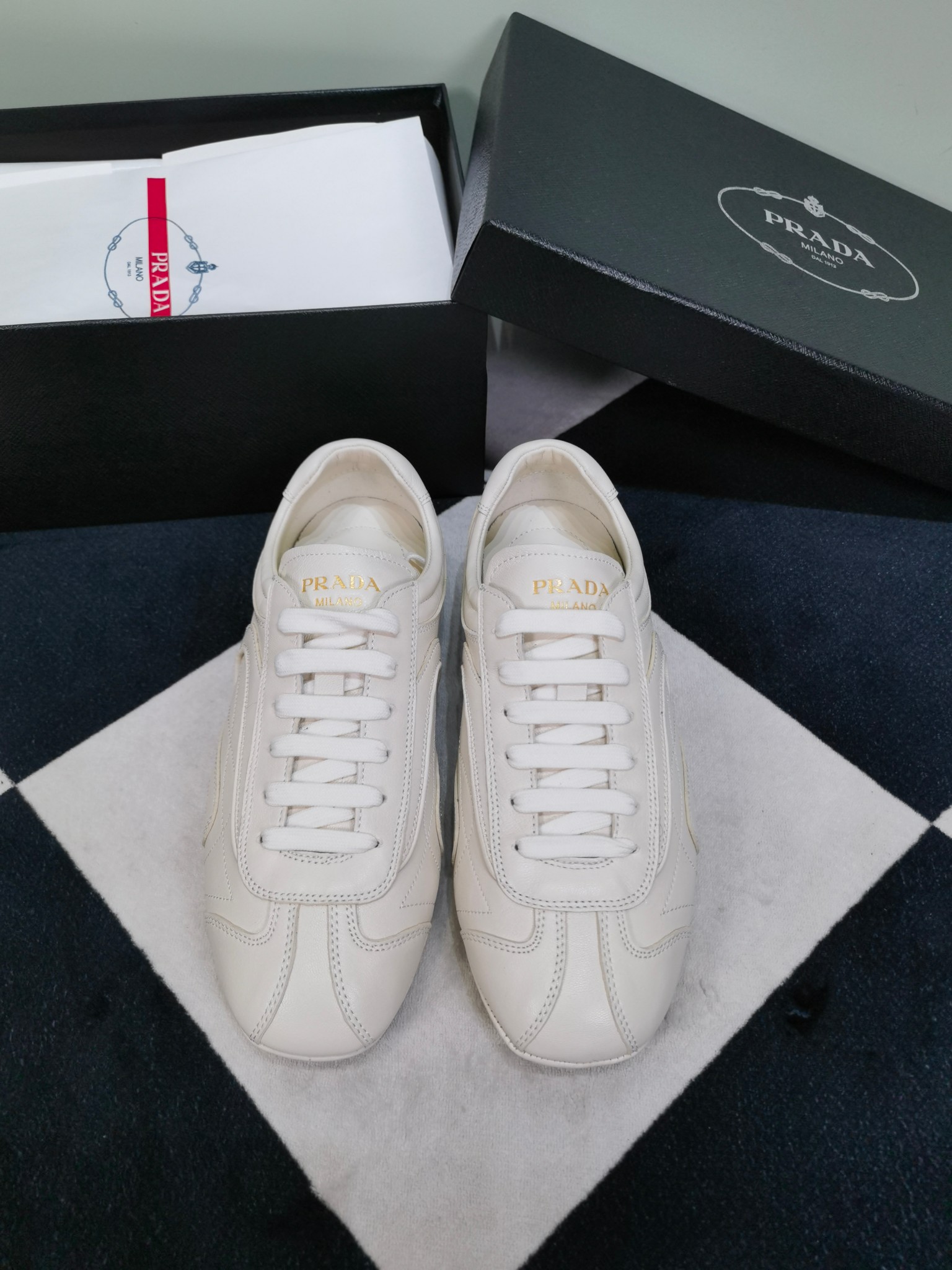 Мужские кожаные кроссовки Prada Montecarlo белого цвета
