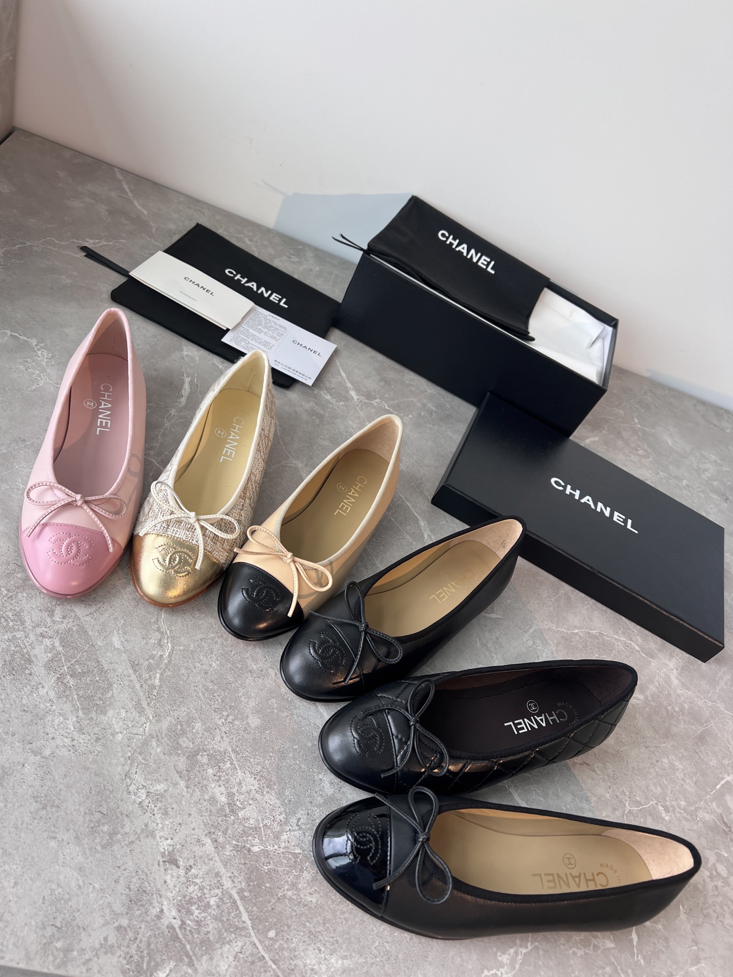 NO:750262,Chanel Xiaoxiang's classic flat bow ballet, the originator of ballet shoes, classics are always classics, double C shape, simple luxury, elegant ladylike temperament, delicate and soft sheepskin, very light on the feet, comfortable and breathable, you can mix and match any outfit in daily life and never go out of style. Chanel uppers are imported full-grain goatskin // exclusive original 1:1 customized ZP special cloth.  Exclusive original 1:1 Italian-imported A-grade leather outsole with key craftsmanship and ZP consistent California lining ballet shoes!  Craftsmanship!  Softer and more comfortable, sizes 35-39, [customized at 34, 40, non-refundable!  】,ballet shoes,chanel,chanel,cowhide,sheepskin,Leather soles19860909Chanel小香经典平底蝴蝶结 芭蕾舞, 芭蕾舞鞋鼻祖,经典永远是经典,双C造型,简约奢华,优雅名媛气质,羊皮细腻柔软,脚感非常轻盈,舒适透气,日常随心混搭任何服饰永不过时 香奈儿鞋面分别进口全粒面山羊皮//独家原版1:1定制ZP专用布面 鞋头分别牛漆皮//金属牛皮 内里垫脚进口水染混种羊皮～吸汗透气舒适 底独家原版1:1意大利进口A级真皮大底 划重点工艺采用ZP一致加州内里套楦 芭蕾舞鞋！工艺！更柔软舒适 尺码35-39码,【34,40定制不退换！】,芭蕾舞鞋,chanel,chanel,cowhide,sheepskin,Leather soles,Women's Shoes