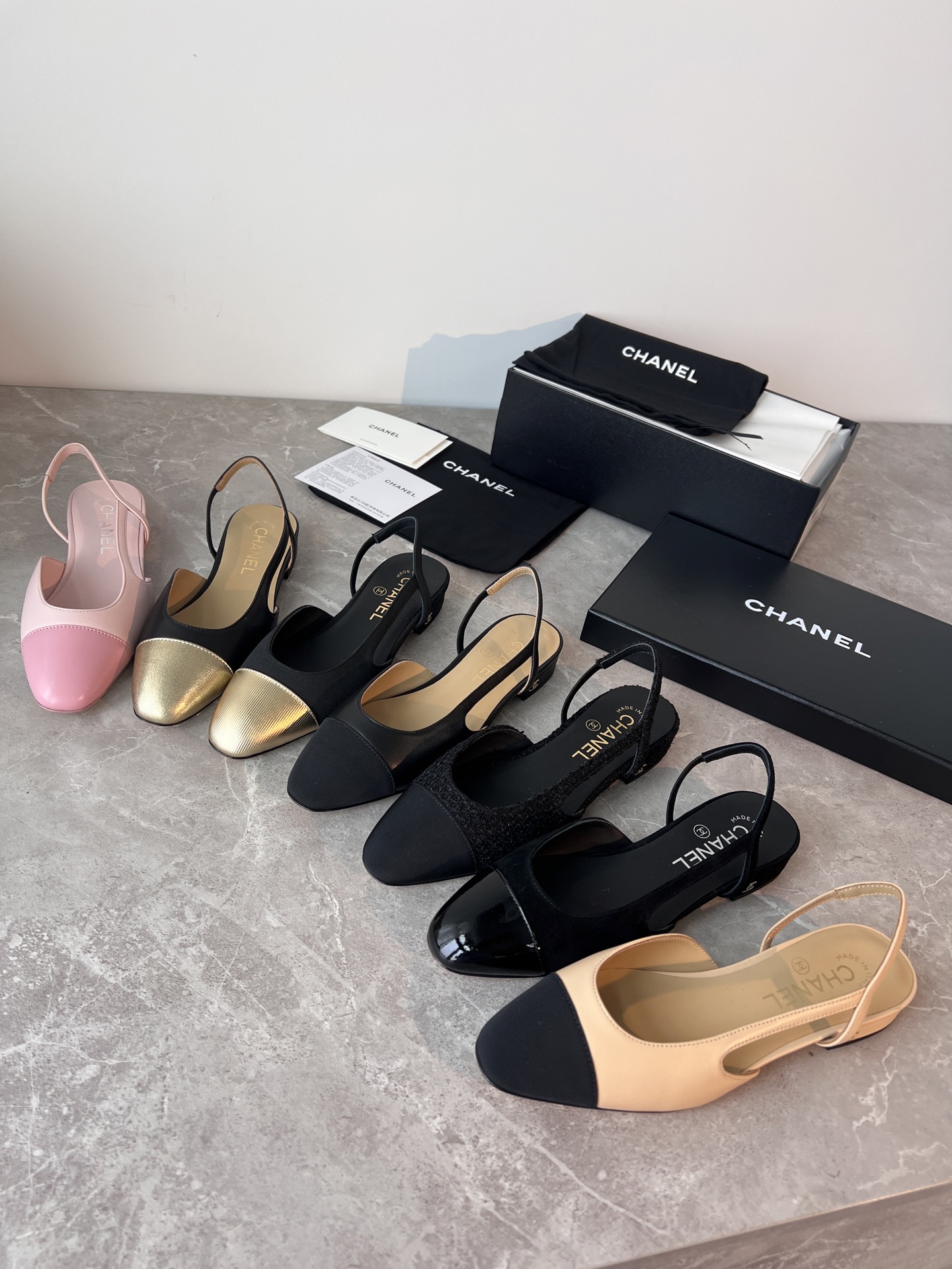 NO:750266,Chanel Xiaoxiang's classic sling back flat back sandals, a pair of Xiaoxiang's classic sandals that everyone is familiar with. The classics show off the taste. They are the most photographed shoes anytime and anywhere. Even a pair of jeans can be easily worn. It satisfies the relaxed feeling that people are most pursuing nowadays. Imported full-grain goatskin // Exclusive original 1:1 customized ZP special cloth Chanel toe caps are patent leather // metallic cowhide // special cloth  The inner padding is imported water-dyed mixed sheepskin~absorbent, breathable and comfortable. The outsole is imported Italian grade A leather!  [Be careful not to step on the ground when trying it on!  】, Heel height is about 2.5cm, size 35-39, 【34,40 customized items are non-refundable!  】,sandals,chanel,chanel,sandals,jeans,cowhide,sheepskin,Leather soles19860909Chanel 小香经典sling back平底后空凉鞋, 一双所有人都再也熟悉不过的小香经典款凉鞋,经典更彰显出品味来,无论何时何地都是出镜率很高的那双鞋,哪怕一条牛仔裤就能轻松驾驭得住,也正是满足了当下人最追求的松弛感穿搭 进口全粒面山羊皮//独家原版1:1定制ZP专用布面 香奈儿鞋头分别牛漆皮//金属牛皮//专用布面 内里垫脚进口水染混种羊皮～吸汗透气舒适 大底意大利进口A级真皮大底！【注意试穿不要踩地！】, 跟高2.5㎝左右, 尺码35-39码,【34,40定制不退换！】,凉鞋,chanel,chanel,sandals,jeans,cowhide,sheepskin,Leather soles,Women's Shoes