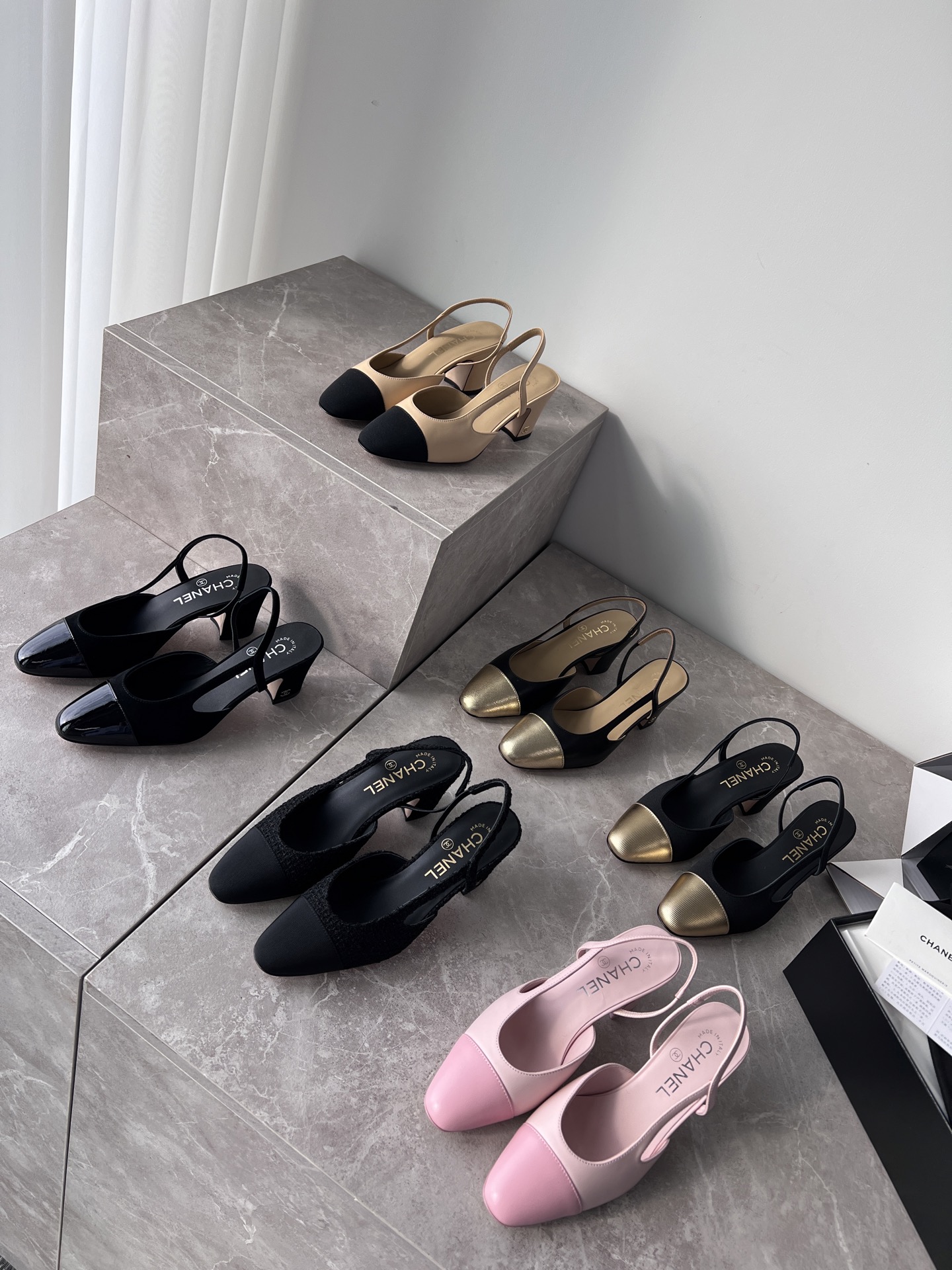 NO:750271,Chanel Xiaoxiang's classic Sling back thick heel sandals, a pair of Xiaoxiang's classic sandals that everyone is familiar with. The classics show off the taste. They are the most photographed shoes anytime and anywhere. Even a pair of jeans can be easily worn. Chanel meets the relaxed style that people are most pursuing nowadays. Imported full-grain goatskin // Exclusive original 1:1 customized ZP special cloth. The toe caps are patent leather//metallic leather//special cloth.  The inner padding is imported water-dyed mixed sheepskin~absorbent, breathable and comfortable. The outsole is imported Italian grade A leather!  [Be careful not to step directly on the ground when trying it on!  ] Heel height is about 5.5cm, size 35-39, [34, 40 customized items are non-refundable!  】,sandals,chanel,chanel,sandals,jeans,cowhide,sheepskin,Leather soles19860909Chanel 小香经典Sling back粗跟后空凉鞋, 一双所有人都再也熟悉不过的小香经典款凉鞋,经典更彰显出品味来,无论何时何地都是出镜率很高的那双鞋,哪怕一条牛仔裤就能轻松驾驭得住,香奈儿也正是满足了当下人最追求的松弛感穿搭 进口全粒面山羊皮//独家原版1:1定制ZP专用布面 鞋头分别牛漆皮//金属牛皮//专用布面 内里垫脚进口水染混种羊皮～吸汗透气舒适 大底意大利进口A级真皮大底！【注意试穿不要直接踩地！】 跟高5.5㎝左右, 尺码 35-39码,【34,40定制不退换！】,凉鞋,chanel,chanel,sandals,jeans,cowhide,sheepskin,Leather soles,Women's Shoes