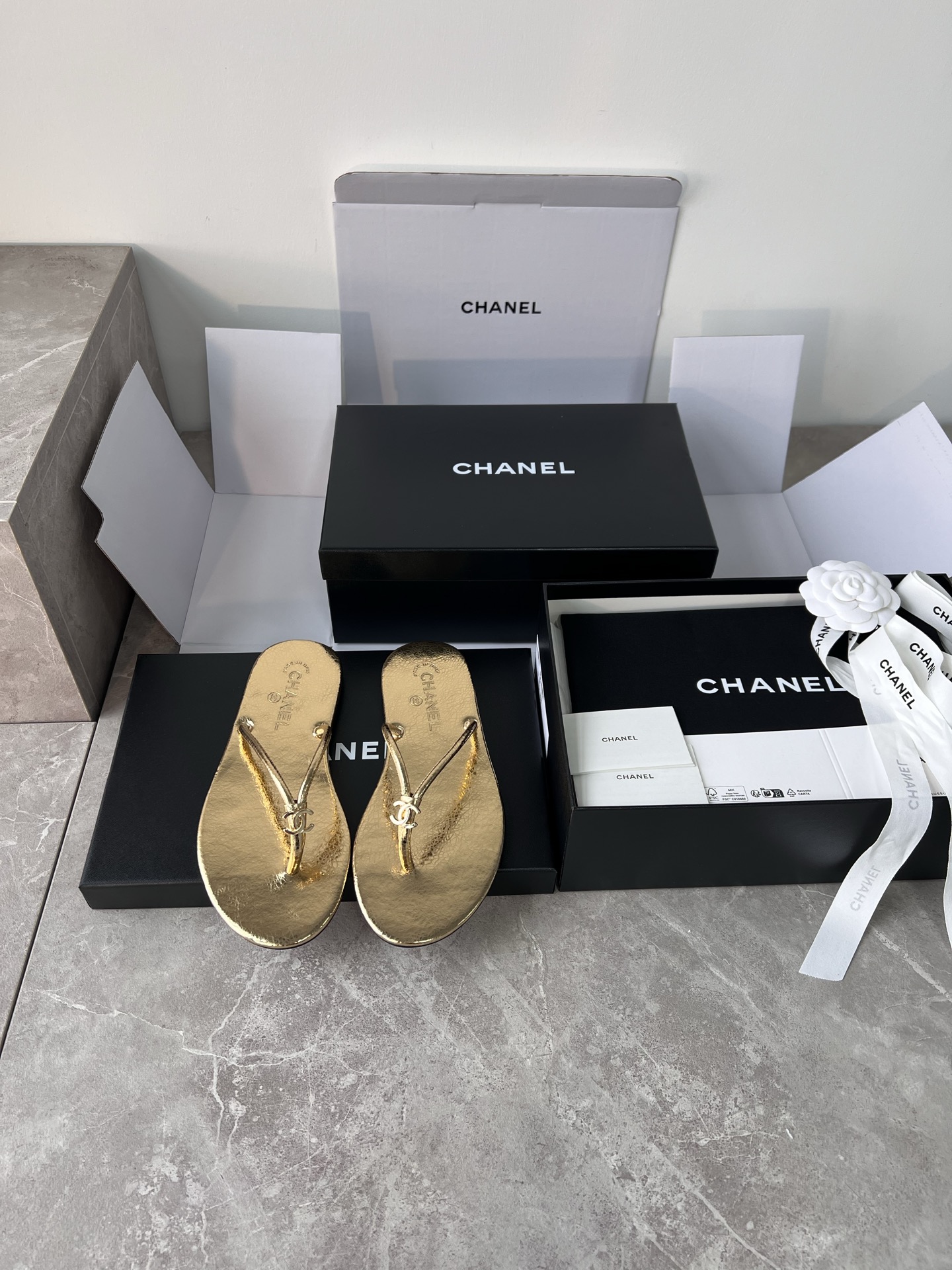 Женские шлёпанцы золотого цвета, дизайн с логотипом Chanel