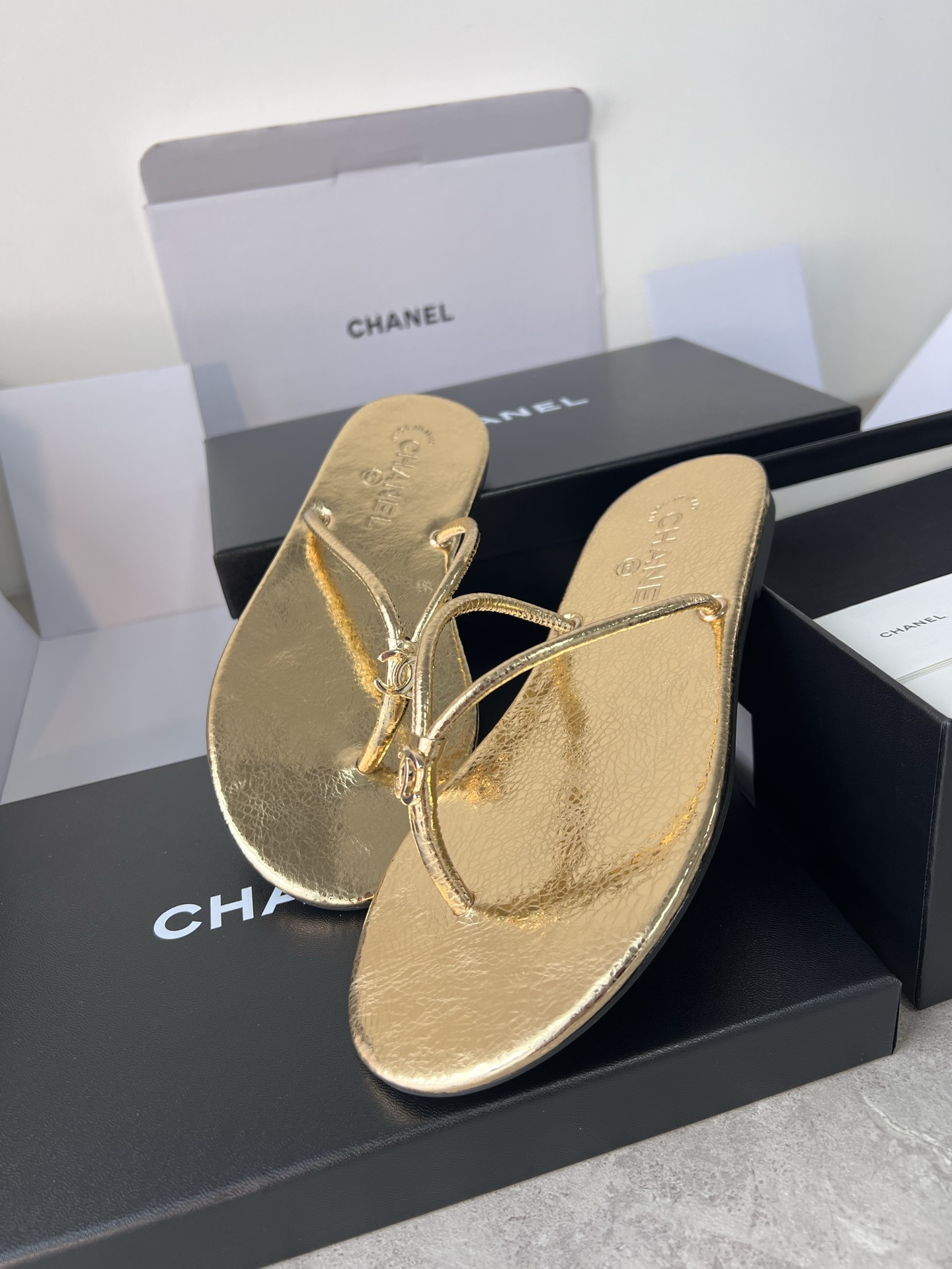 Женские шлёпанцы золотого цвета, дизайн с логотипом Chanel