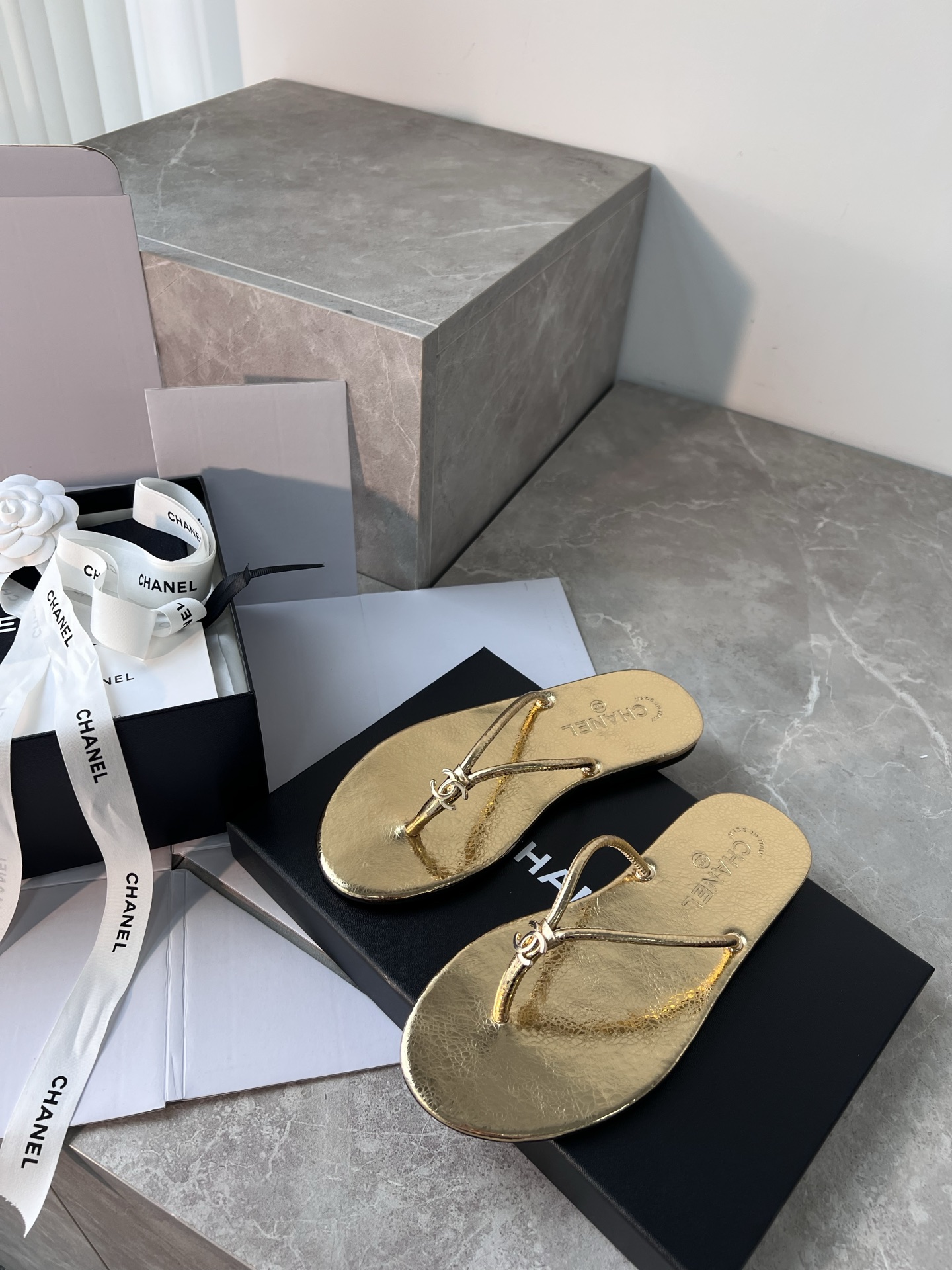 Женские шлёпанцы золотого цвета, дизайн с логотипом Chanel