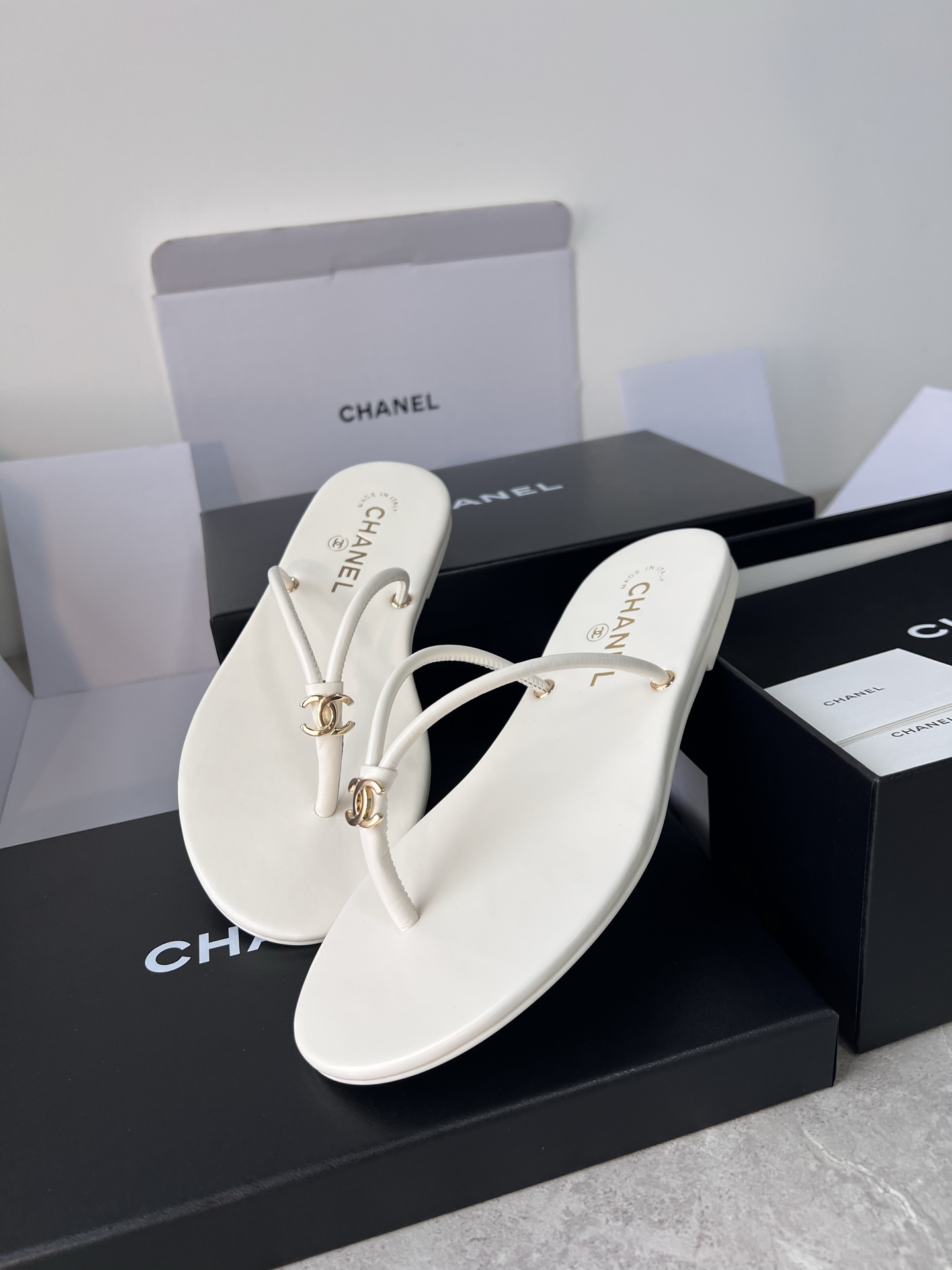 Шлепки Chanel белые кожаные