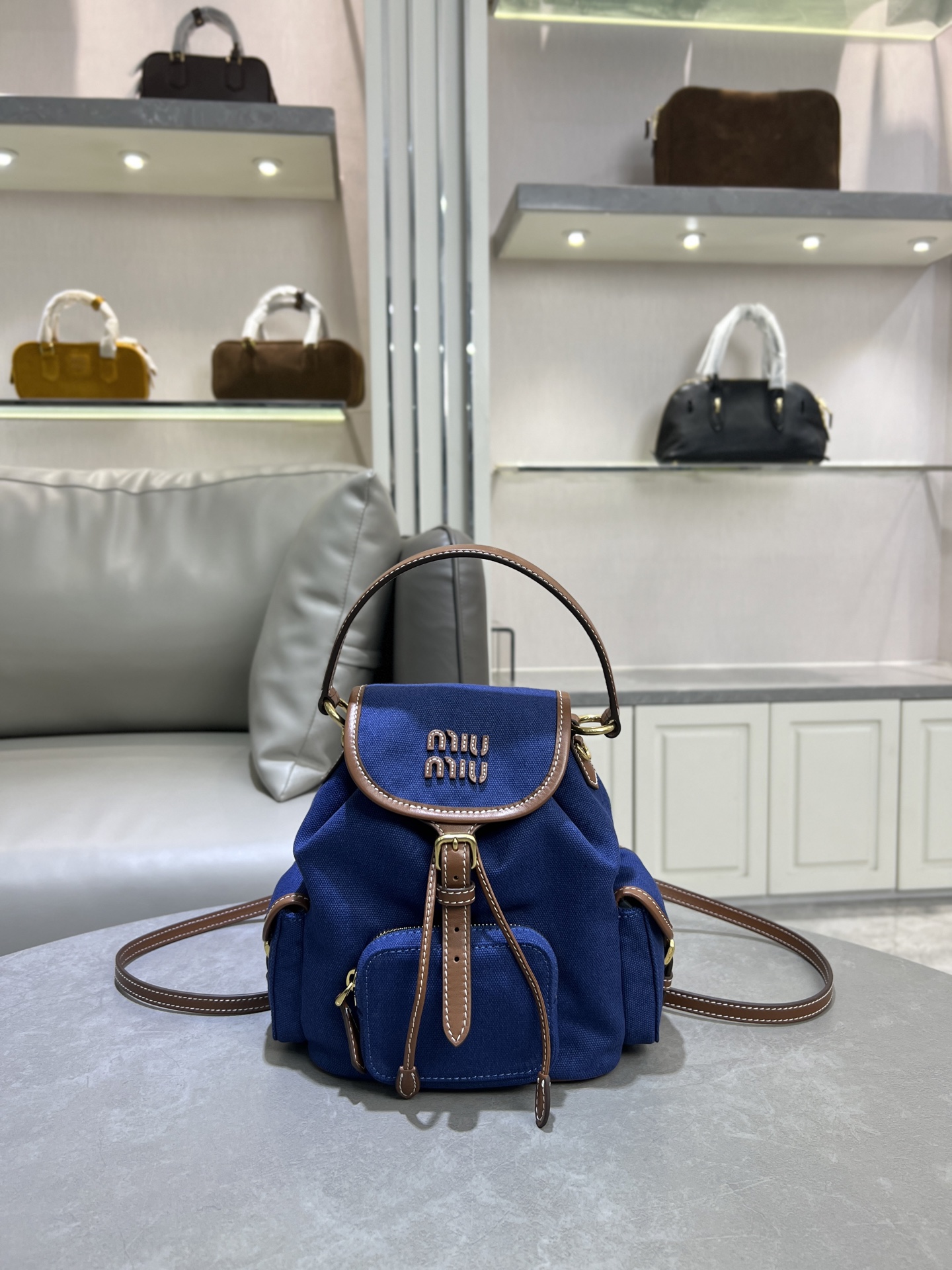 NO:206230,Authentic MIU new college style backpack 5BZ043 canvas and high-quality calfskin perfectly matched, thick wear-resistant linen blended lining, this leather backpack adopts campus style design, blending exquisite craftsmanship and casual attitude, and the unique multi-pocket design highlights the fashionable and interesting spirit of MlU handbags, classic leather shoulder straps and shoulder straps, wearable artifacts with white T-jeans, khaki windbreakers, casual sportswear... The style is versatile, and the inner one can hold the universe iPad, folding umbrella, makeup bag, practical, light and high-end sense. Size 22X18X11.5cm, MIUMIU, miumiu, cosmetic bags & cases, cowhide19860909正品级 小号MIU新品学院风双肩包5BZ043帆布与高品质小牛皮的完美搭配,厚实耐磨亚麻混纺内衬,这款皮革双肩包采用校园风设计,融合精湛工艺与休闲态度,别致的多口袋设计彰显MlU手袋的时尚趣致精神,经典皮革双肩背带与肩带,穿搭开挂神器配白T牛仔,配卡其风衣,配休闲运动服…风格百变,内里装得下宇宙iPad,折叠伞,化妆包,实用轻便又高级感十足 尺寸22X18X11.5cm,MIUMIU,miumiu,cosmetic bags & cases,cowhide,Bag