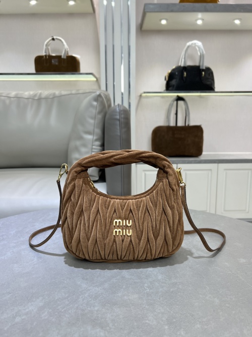 Miu Miu MiuWander Handbag: Lambskin, Matelassé, Retro Hardware, 20x17x6 cm 1 Miu Miu MiuWander Handbag: Lambskin, Matelassé, Retro Hardware, 20x17x6 cm