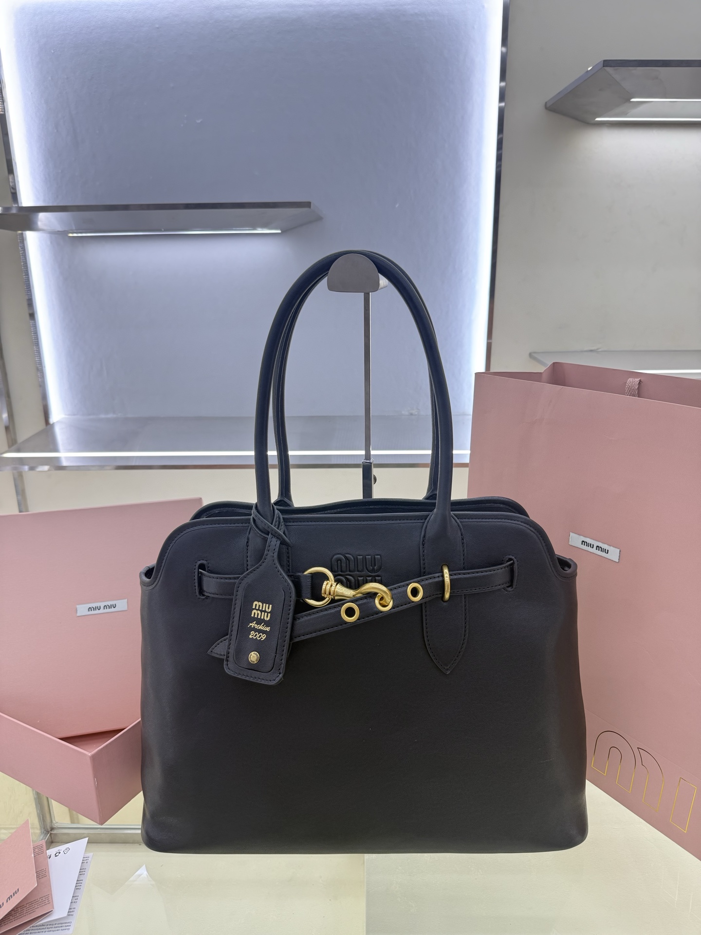 Miu Miu Style Black Leather Tote Bag Lookbook Reference image 1