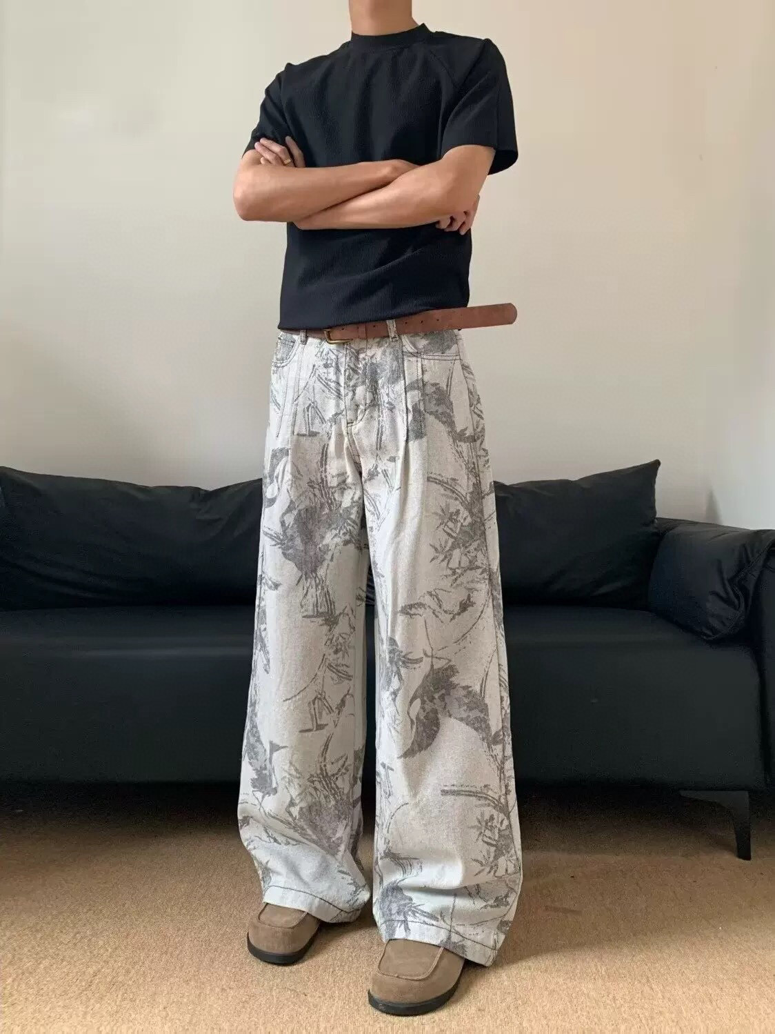 98💰 🔛款号XK3468‼️
美式复古水墨提花宽松休闲牛仔裤男女直筒baggy阔腿长裤潮，面料定制经过一流的高工艺水洗 ，质地紧密 色泽均匀 纹理清晰，上身非常舒适 直筒版型 可显高显瘦遮肉 ，适合各种身材 百搭不挑人，不管您什么体型 四季可穿百搭神裤 男生女生都可轻松驾驭 情侣款！
颜色：灰色
尺码：S-XXXL
     身高	          体重	  建议码数
155-165CM	80-100斤	S
160-170CM	100-120斤	M
160-175CM	120-135斤	L
165-180CM	135-150斤	XL
170-185CM	150-165斤	2XL
175-190CM	165-180斤	3XL