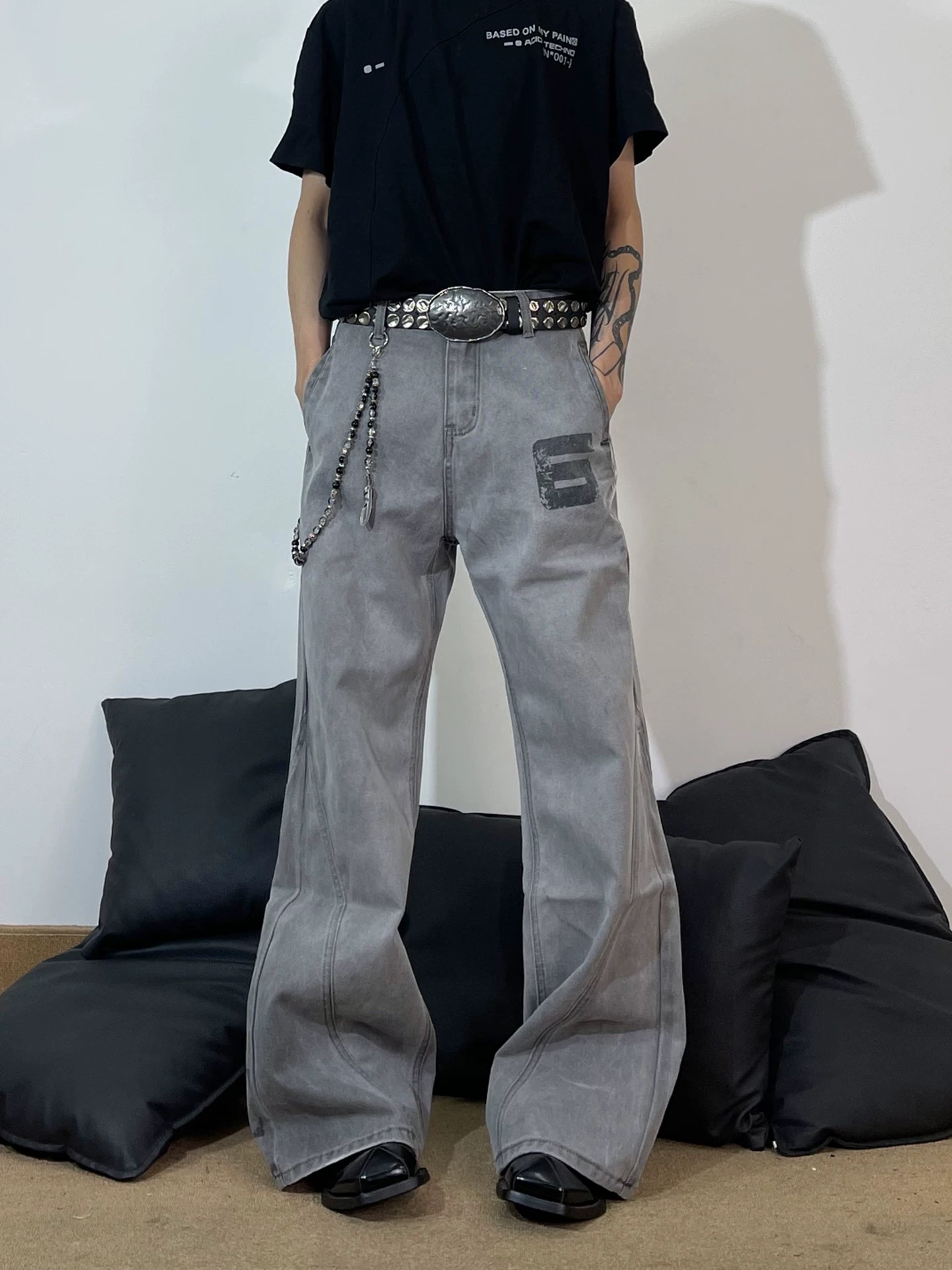 95💰 🔛款号XK3649‼️
美式复古水洗做旧印花微喇牛仔裤男女cleanfit宽松休闲长裤，面料定制经过一流的高工艺水洗 ，质地紧密 色泽均匀 纹理清晰，上身非常舒适 直筒版型 可显高显瘦遮肉，适合各种身材百搭不挑人，不管您什么体型 
四季可穿百搭神裤 男生女生都可轻松驾驭 情侣款！
颜色：灰色
尺码：S-XXXL
     身高	          体重	  建议码数
165-165CM	80-100斤	S
160-170CM	100-120斤	M
160-175CM	120-135斤	L
165-180CM	135-150斤	XL
170-185CM	150-165斤	2XL
175-190CM	165-180斤	3XL