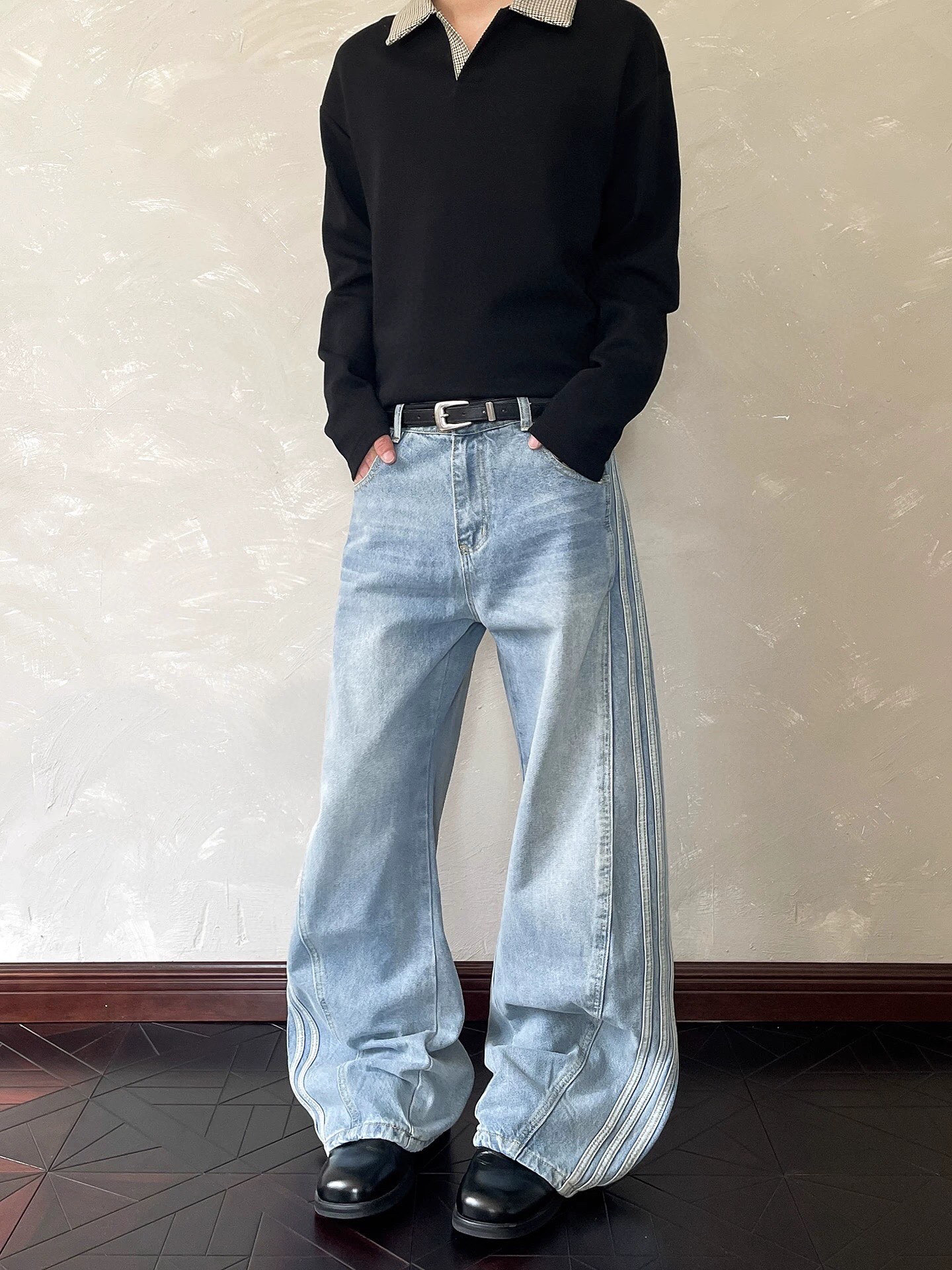 98💰 🔛款号XK3579‼️
美式复古水洗侧边条纹牛仔裤男女cleanfit解构设计感直筒长裤子，面料定制经过一流的高工艺水洗 ，质地紧密 色泽均匀 纹理清晰，上身非常舒适 直筒版型 可显高显瘦遮肉，适合各种身材百搭不挑人，不管您什么体型，四季可穿百搭神裤 男生女生都可轻松驾驭 情侣款！
颜色：蓝色
尺码：S-XXXL
     身高	          体重	  建议码数
155-165CM	80-100斤	S
160-170CM	100-120斤	M
160-175CM	120-135斤	L
165-180CM	135-150斤	XL
170-185CM	150-165斤	2XL
175-190CM	165-180斤	3XL