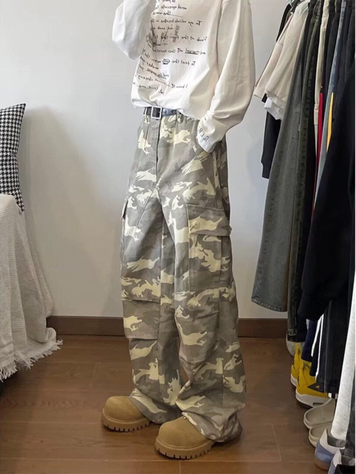 105💰 🔛款号XK2875‼️
美式复古水洗做旧口袋阔腿宽松cleanfit休闲直筒伞兵裤迷彩口袋工装裤，面料定制经过一流的高工艺水洗 ，质地紧密 色泽均匀 纹理清晰，上身非常舒适 直筒版型 可显高显瘦遮肉 ，适合各种身材 百搭不挑人，不管您什么体型 
四季可穿百搭神裤 男生女生都可轻松驾驭 情侣款！
颜色：迷彩
尺码：S-XXXL
尺码    S  M     L     XL   XXL  3XL
裤长    98   99  100  101  102  103
臀围   103  105  109  111  115  119
腰围    74   78    82    86   90  94
细节均为实物 拍摄 显示器光线造成色差问题均属正常现象 手工测量存在1-3cm误差