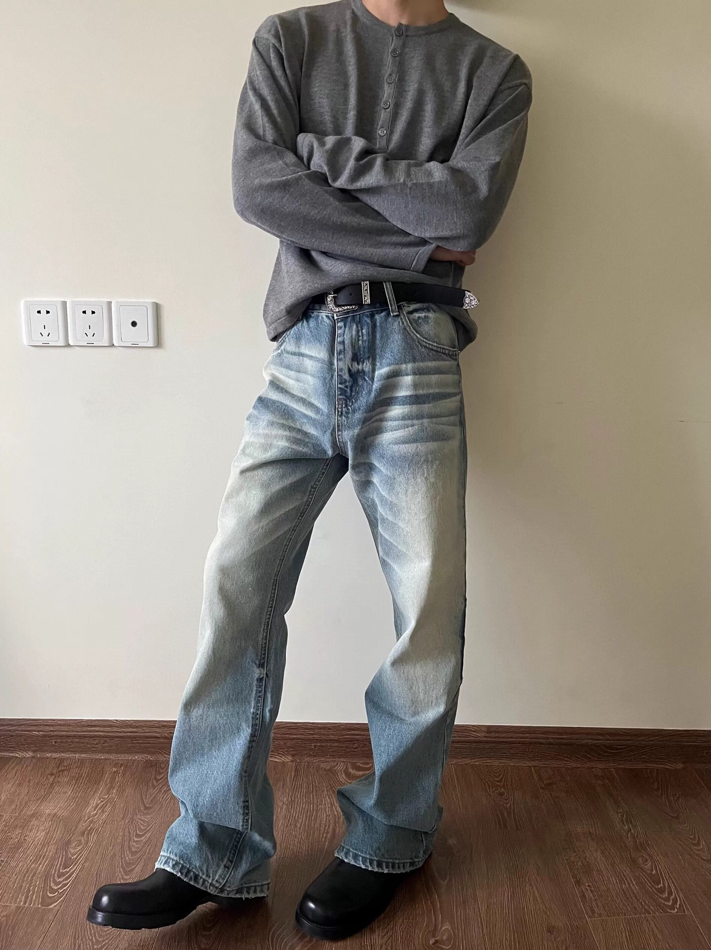 95💰 🔛款号XK3231‼️
美式复古cleanfit水洗剪裁做旧冰蓝奶油洛色猫须抓痕微喇牛仔裤，面料定制经过一流的高工艺水洗 ，质地紧密 色泽均匀 纹理清晰，上身非常舒适 直筒版型 可显高显瘦遮肉 ，适合各种身材 百搭不挑人，不管您什么体型 四季可穿百搭神裤 男生女生都可轻松驾驭 情侣款！
颜色：蓝色
尺码：S-XXXL
尺码    S   M     L     XL   XXL  3XL
裤长   100  101  102  103  104 105
臀围   105  109  111  115  119  123
腰围    78    82    86   90  94   98
细节均为实物 拍摄 显示器光线造成色差问题均属正常现象 手工测量存在1-3cm误差
     身高	          体重	  建议码数
155-165CM	80-100斤	S
160-170CM	100-120斤	M
160-175CM	120-135斤	L
165-180CM	135-150斤	XL
170-185CM	150-165斤	2XL
175-190CM	165-180斤	3XL